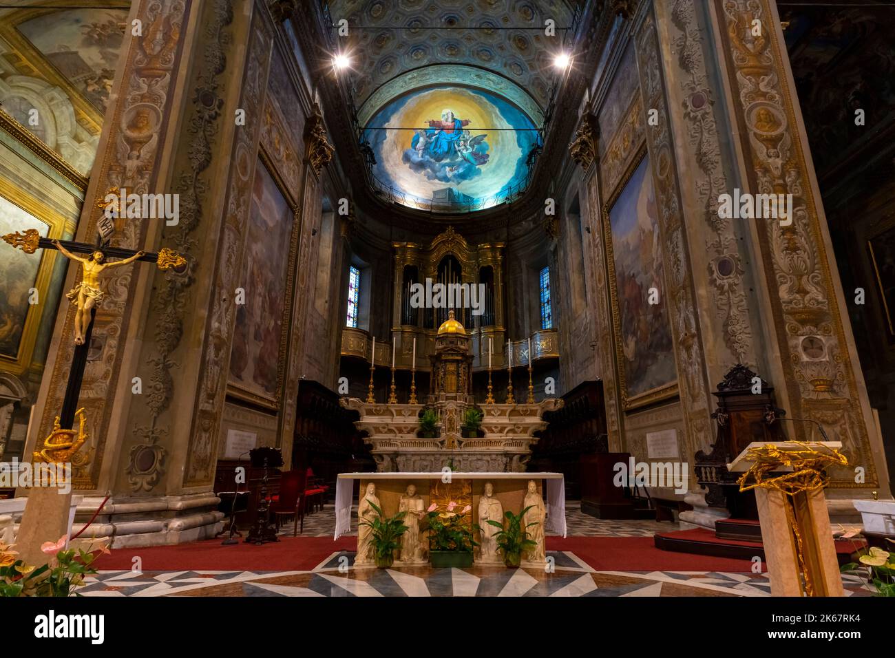 Interno della Cattedrale di Santa Maria Assunta, Savona, Liguria, Italia. La Cattedrale di Savona, fu costruita nel 1605 per sostituire il vecchio bu Foto Stock