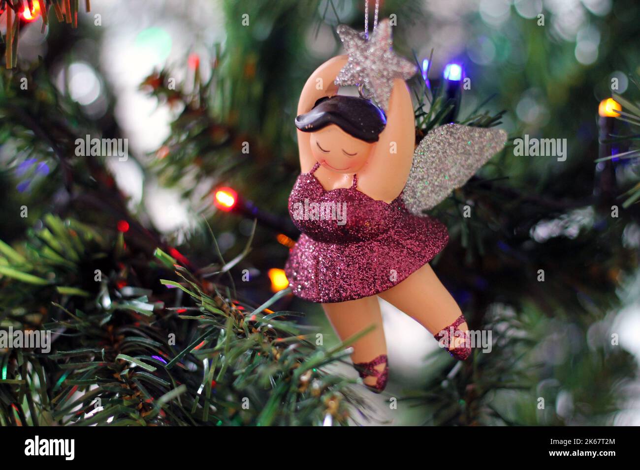 Nuove decorazioni natalizie a forma di ballerina grassa. Giocattolo di Natale appeso al primo piano dell'albero di Natale. Foto Stock