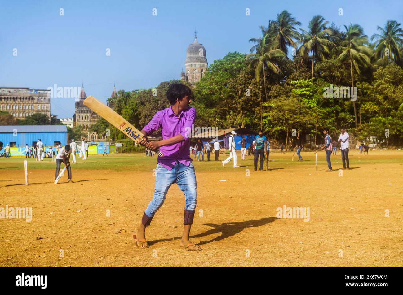 Mumbai, Maharashtra, India : UN giovane gioca il cricket al parco di Oval Maidan nel distretto di Churchgate. Foto Stock