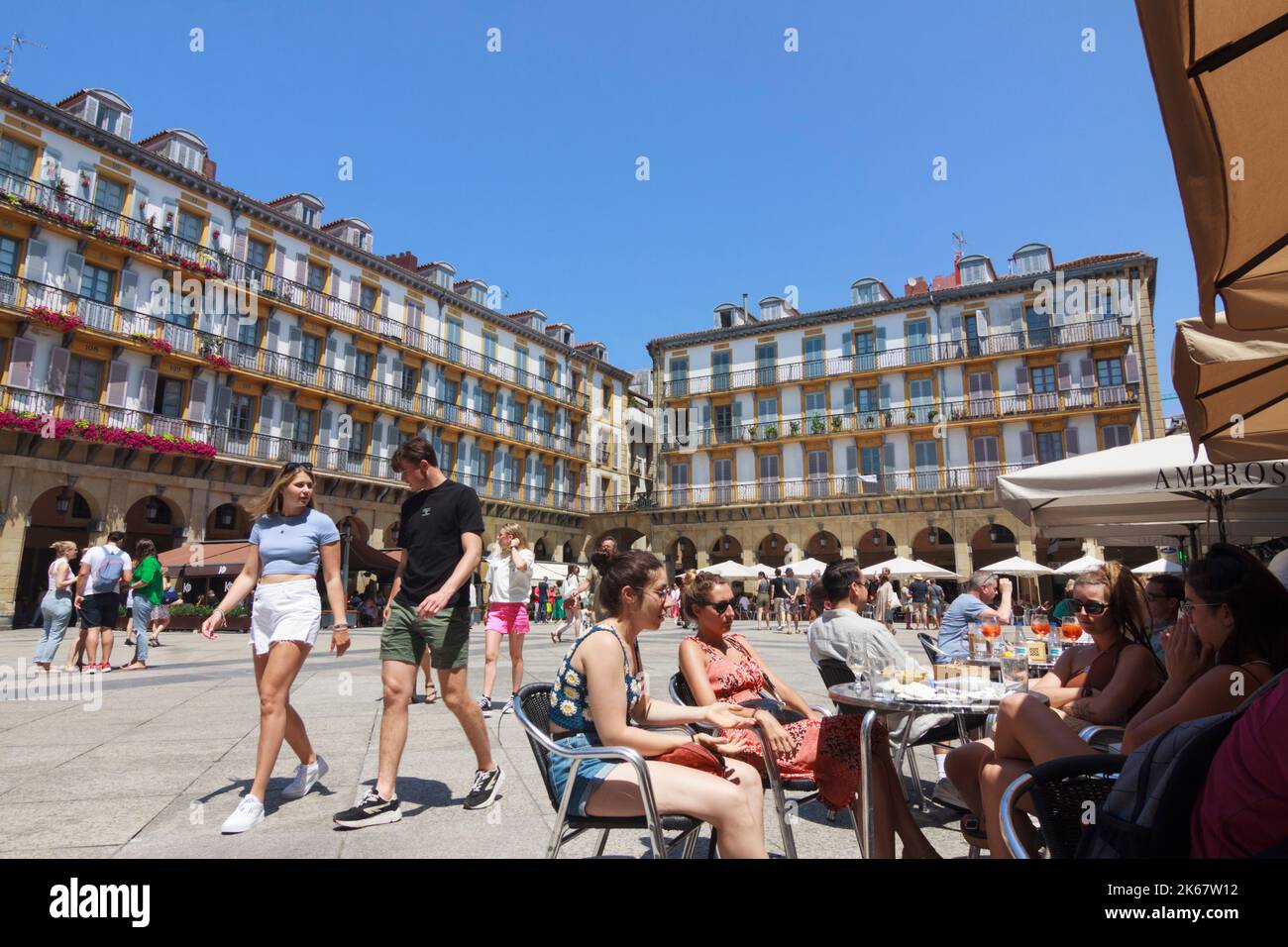 San Sebastian, Paesi Baschi, Spagna : i turisti si accomodano in un caffè all'aperto in Piazza della Costituzione nella città vecchia di Alde Zaharra. Foto Stock