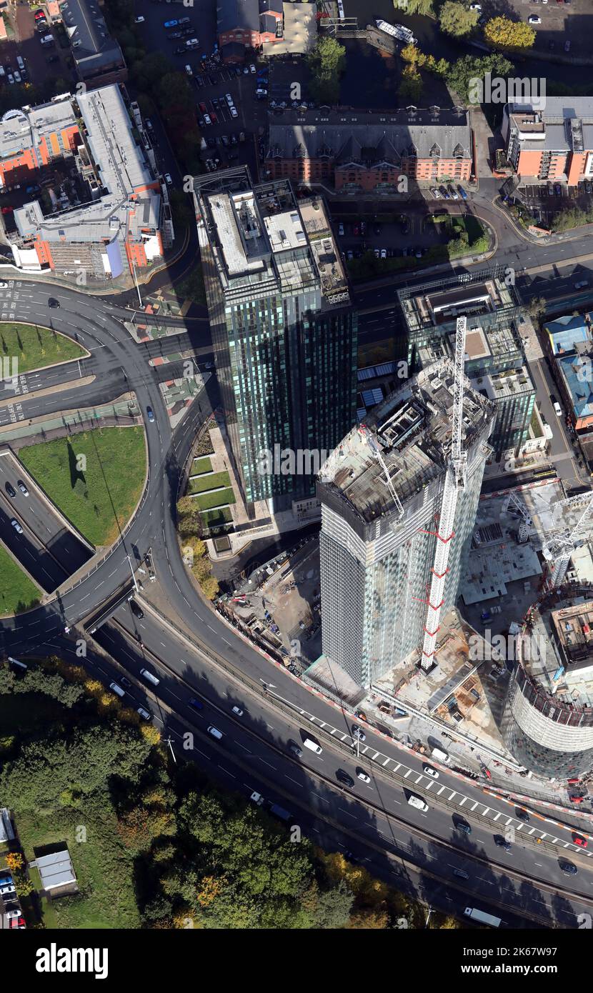 Vista aerea della Elizabeth Tower e dell'edificio di Three60 appartamenti, all'incrocio tra A57M Mancunian Way e A56 Chester Road nel centro di Manchester Foto Stock