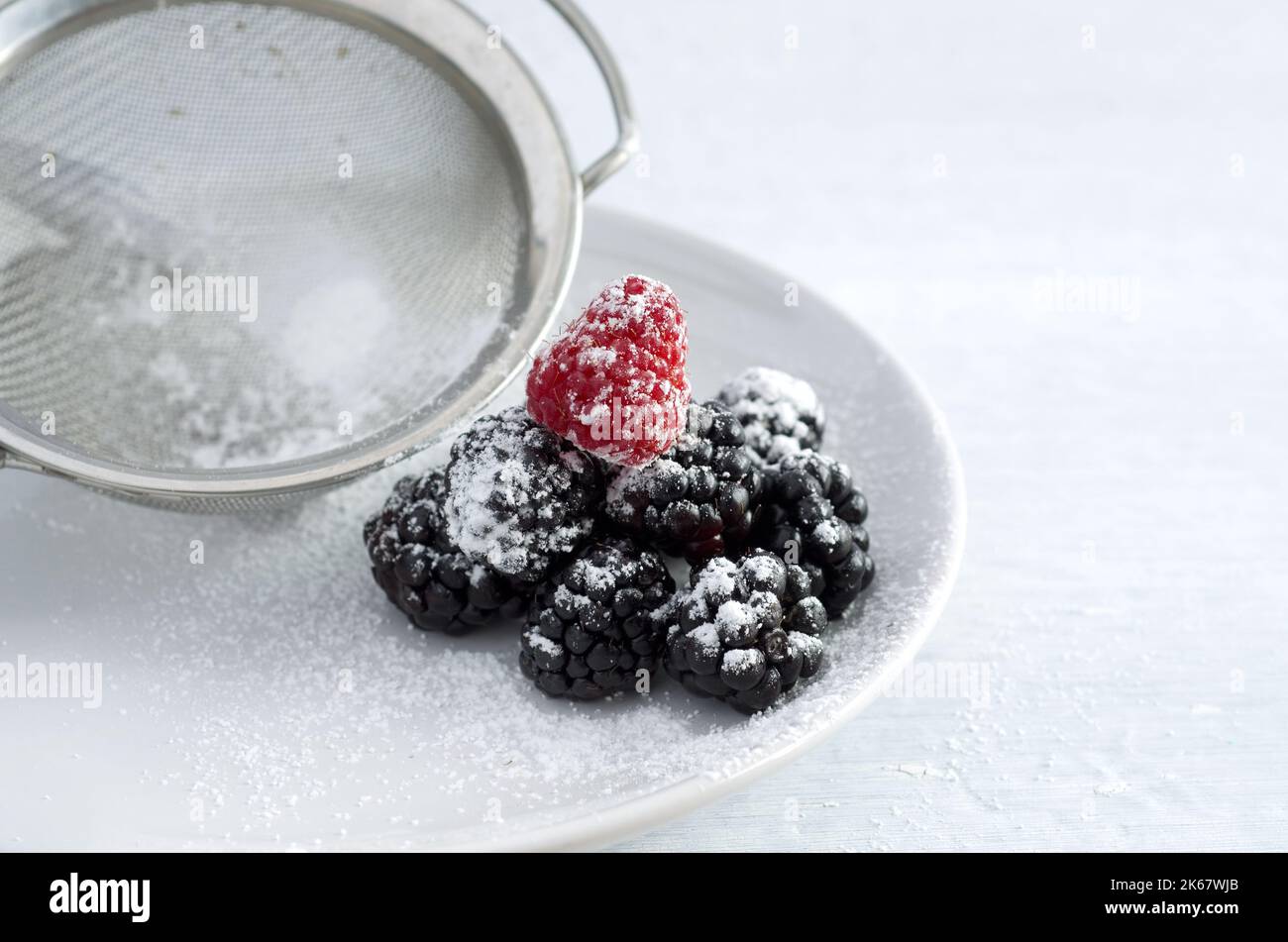 Delicious Blackberries e lampone con filtro e zucchero in polvere orizzontale Foto Stock