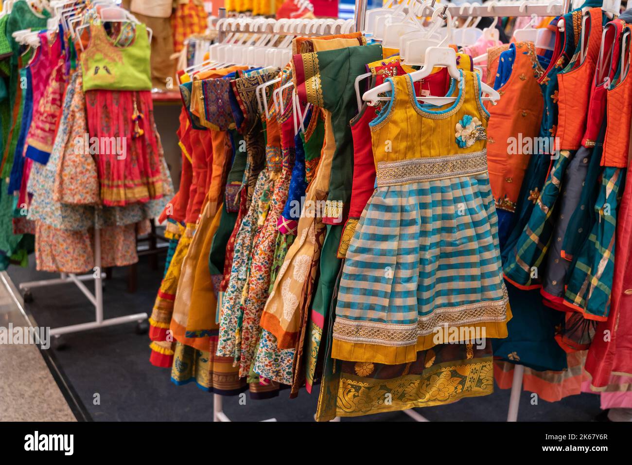 Vari tipi di bambini vestiti e vestiti di moda indiani che espongono e vendono nel centro commerciale. Foto Stock