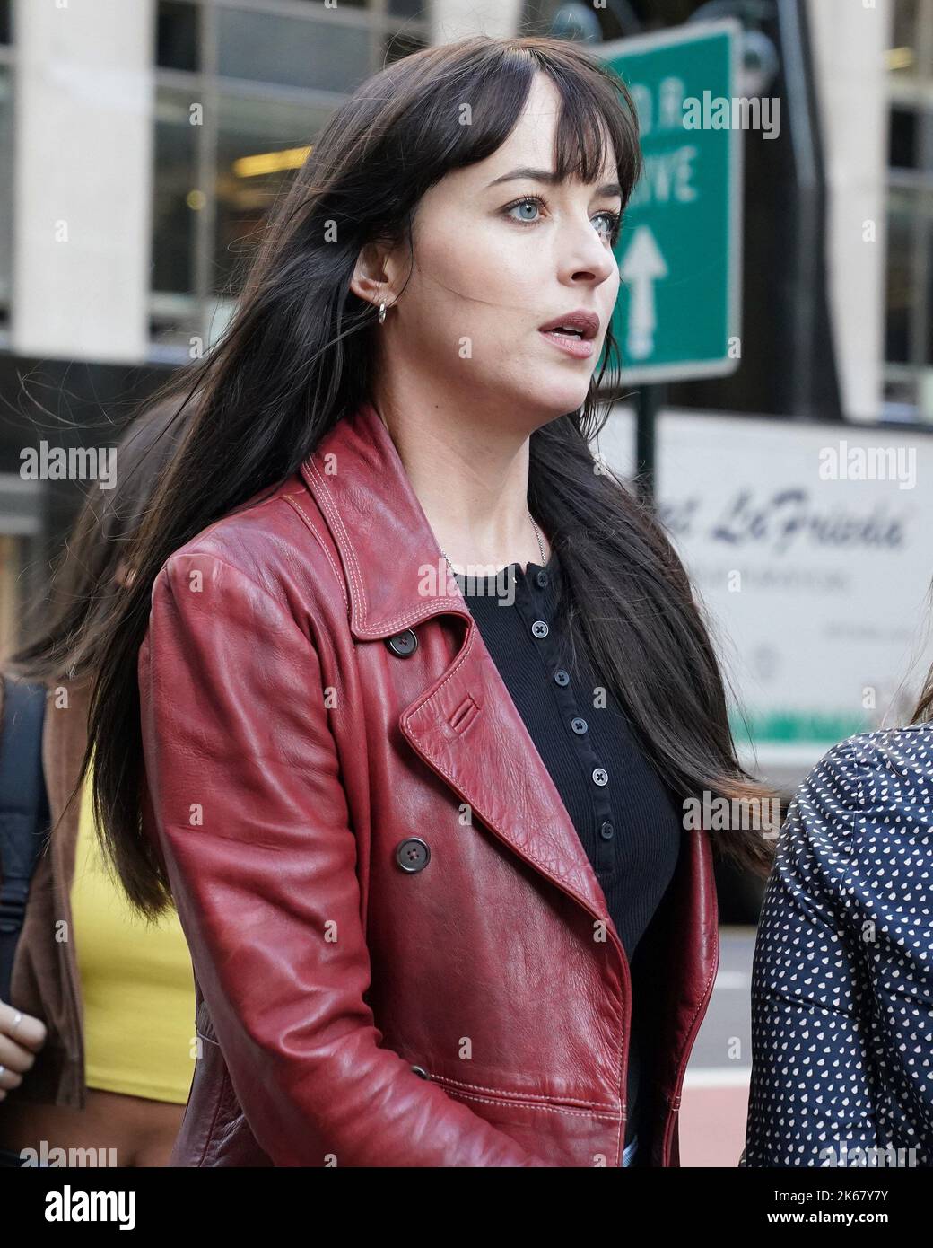 New York, NY, Stati Uniti. 11th Ott 2022. Dakota Johnson in location per MADAME WEB Movie Shoot, New York, NY 11 ottobre 2022. Credit: Kristin Callahan/Everett Collection/Alamy Live News Foto Stock