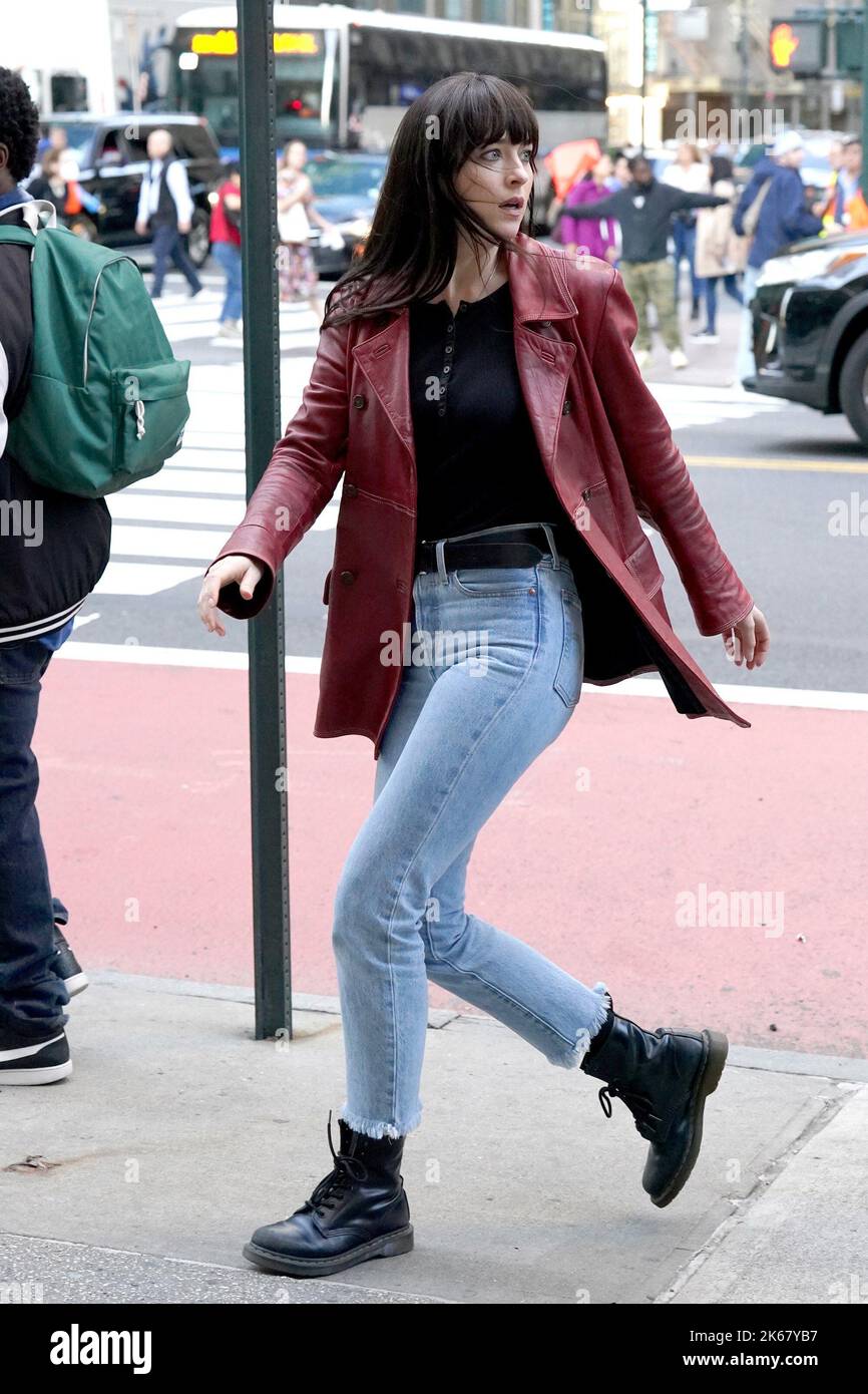 New York, NY, Stati Uniti. 11th Ott 2022. Dakota Johnson in location per MADAME WEB Movie Shoot, New York, NY 11 ottobre 2022. Credit: Kristin Callahan/Everett Collection/Alamy Live News Foto Stock