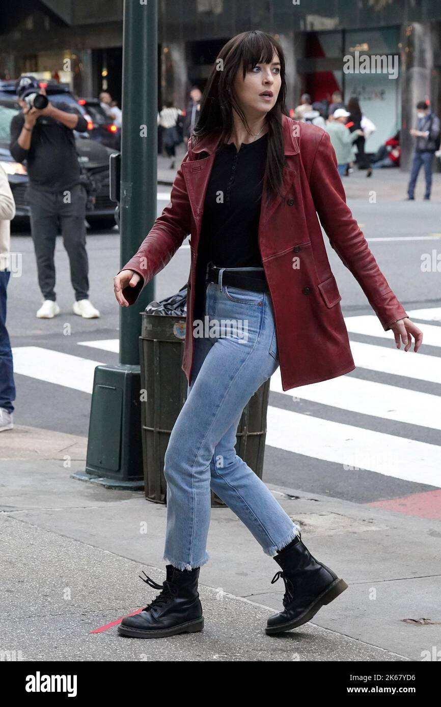 New York, NY, Stati Uniti. 11th Ott 2022. Dakota Johnson in location per MADAME WEB Movie Shoot, New York, NY 11 ottobre 2022. Credit: Kristin Callahan/Everett Collection/Alamy Live News Foto Stock