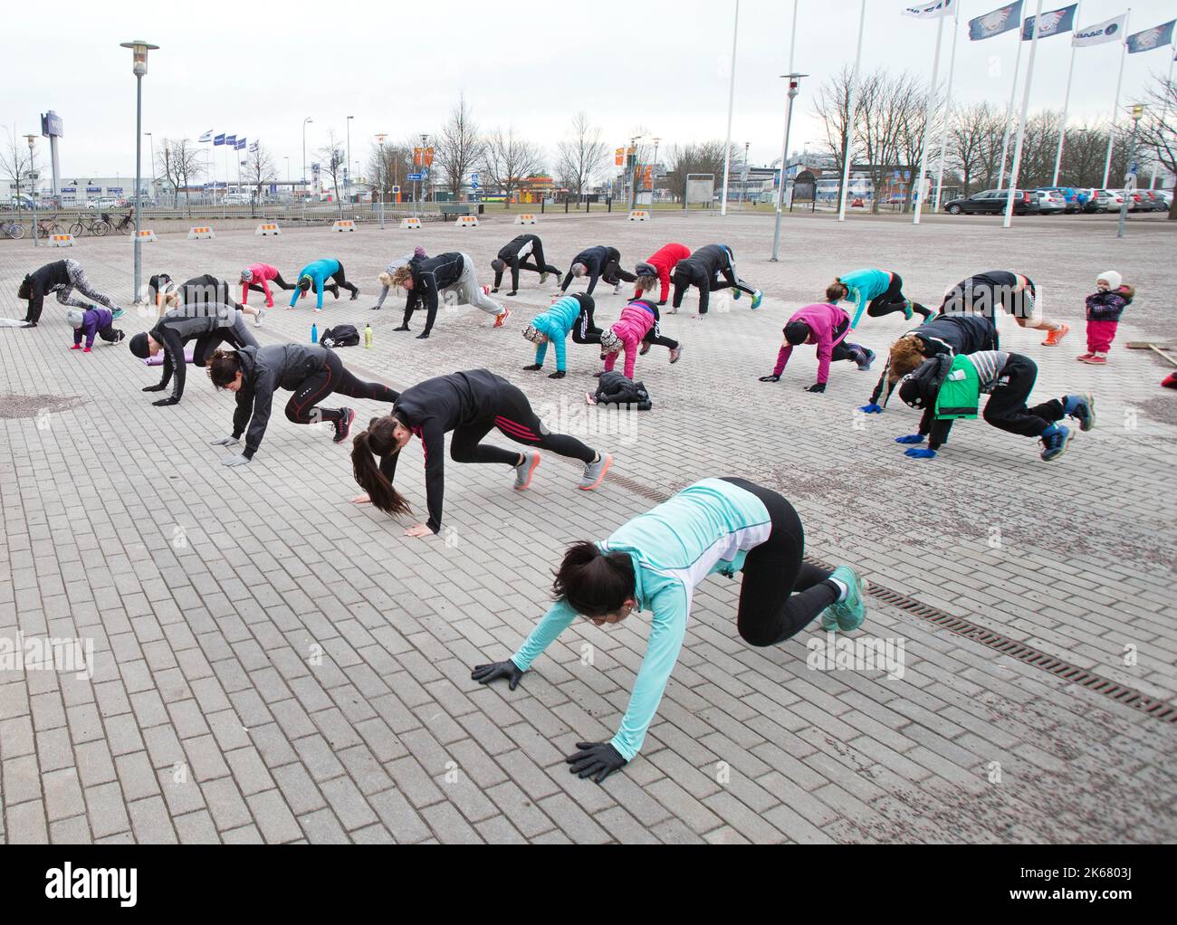 Metodo Tabata, una forma di allenamento ad intervalli ad alta intensità, qui fuori Saab Arena, Linköping, Svezia. Foto Stock