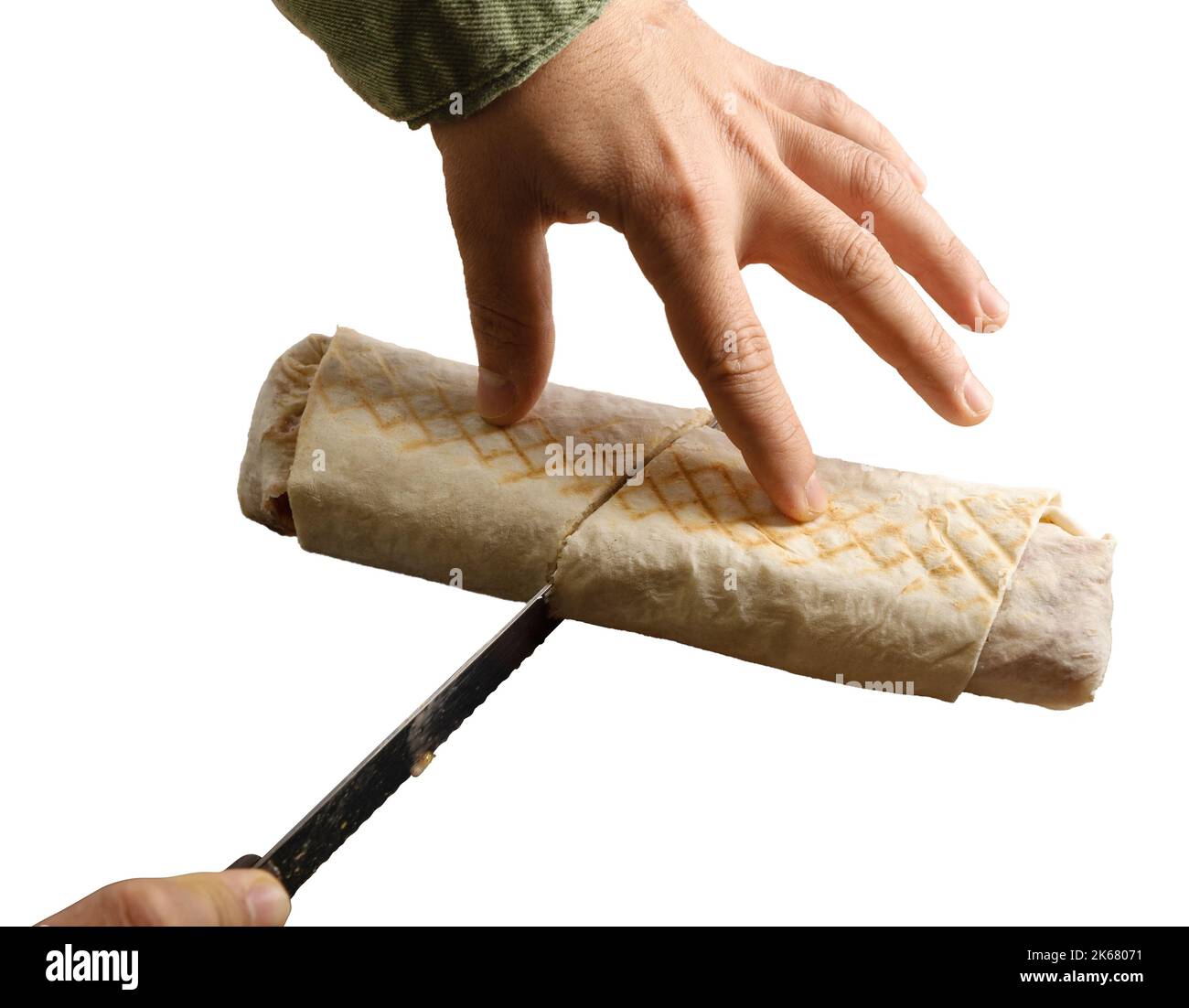 La mano di un uomo con un coltello che taglia a metà uno shawarma appena preparato. Isolato su sfondo bianco. Foto Stock