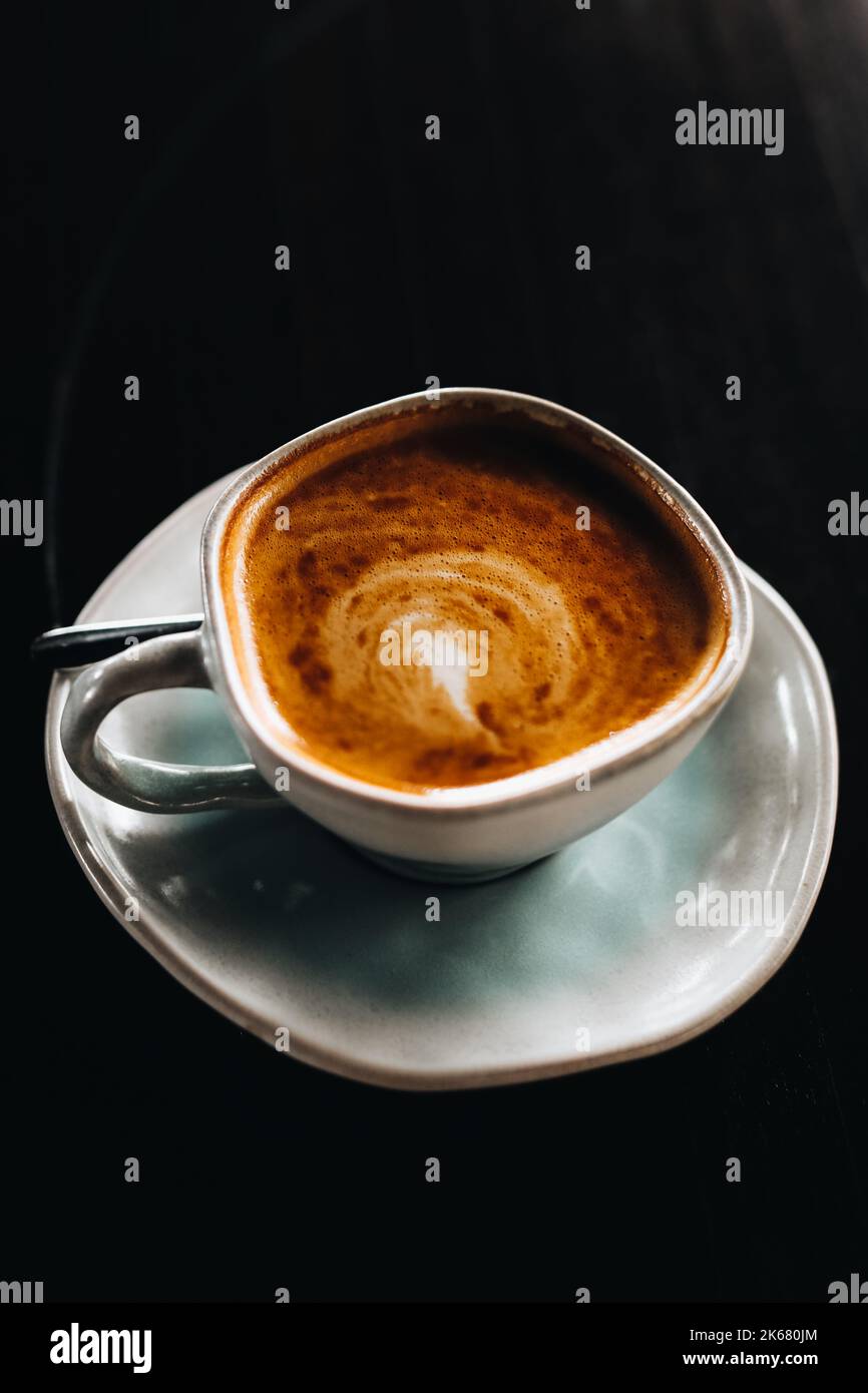 Tazza fragrante di cappuccino con schiuma di latte. Verticale Foto Stock