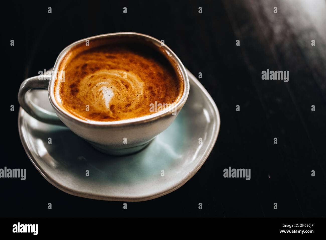 Tazza fragrante di cappuccino con schiuma di latte Foto Stock
