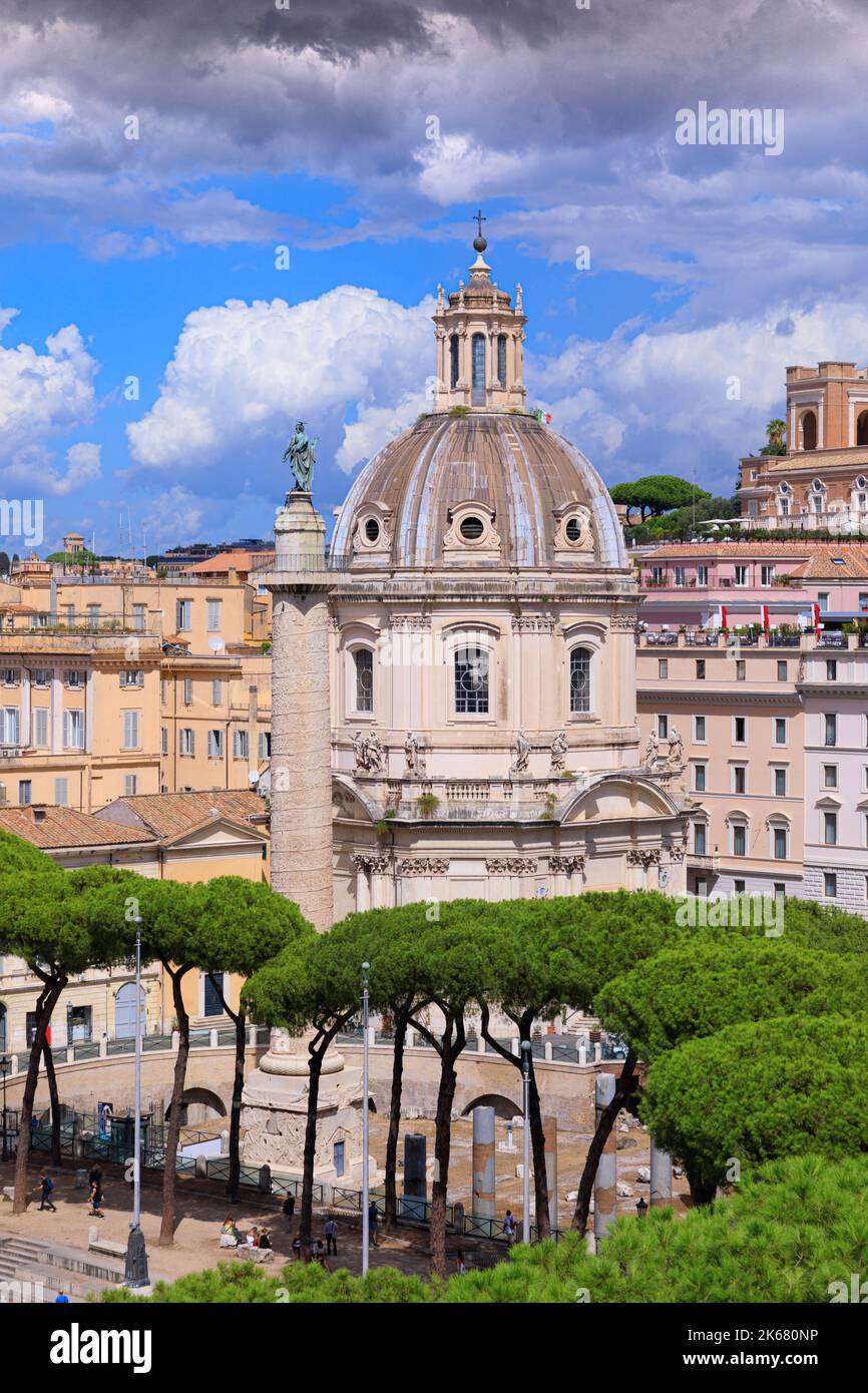 Skyline di Roma: Veduta della colonna di Traiano e della Chiesa del Santo Nome di Maria al Foro di Traiano, Italia. Foto Stock
