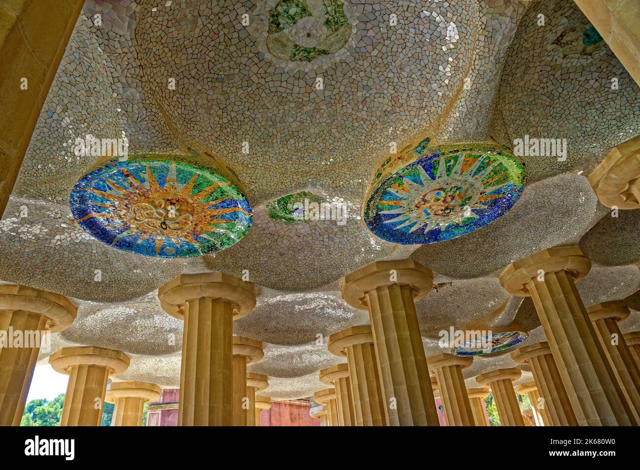 La sala Hypostylos del Park Guell, l'Antoni Gaudi ha creato un parco di design a Barcellona, in Spagna. Foto Stock