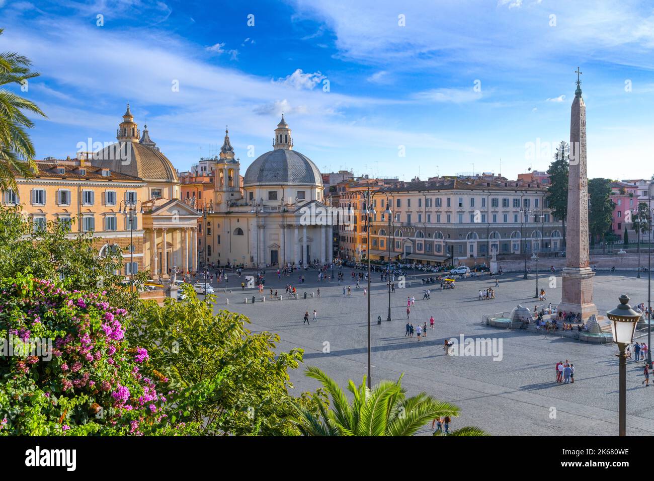 Vista su Piazza del Popolo a Roma. Skyline su Roma: Chiese di Santa Maria in Montesanto e Santa Maria dei Miracoli. Foto Stock