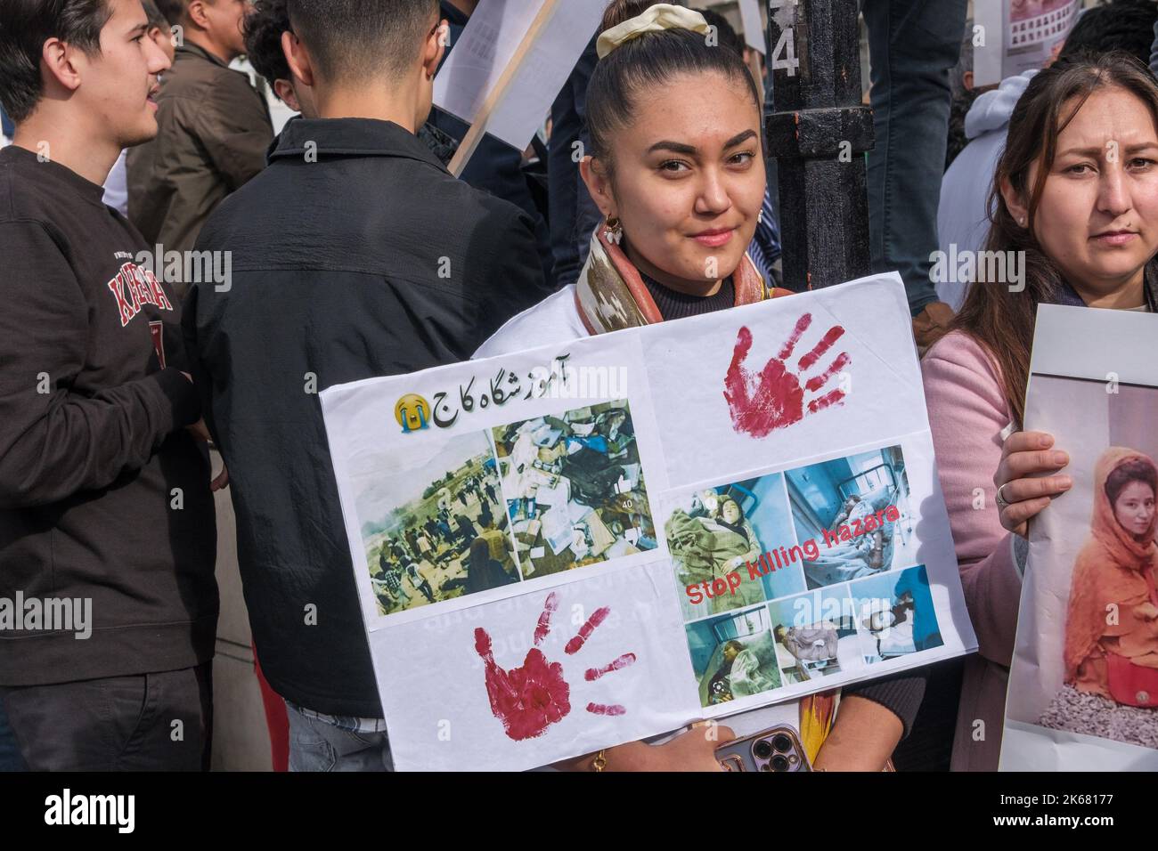 Londra, Regno Unito. 12th Ott 2022. La comunità Hazara dell'Afghanistan protesta contro Downing St. Sono stati sottoposti a periodi estremi di persecuzione come musulmani sciiti dal diciannovesimo secolo e la loro schiavitù è stata vietata solo negli anni '1920s. L'invasione del 2001 ha migliorato il loro status e in particolare il loro accesso all'istruzione, ma l'ascesa dello Stato talebano e islamico dal 2015 ha portato a molti attacchi contro di loro. Il 30 settembre un attentato suicida ha ucciso almeno 53 adolescenti in una classe scolastica. Credit: Peter Marshall/Alamy Live News Foto Stock