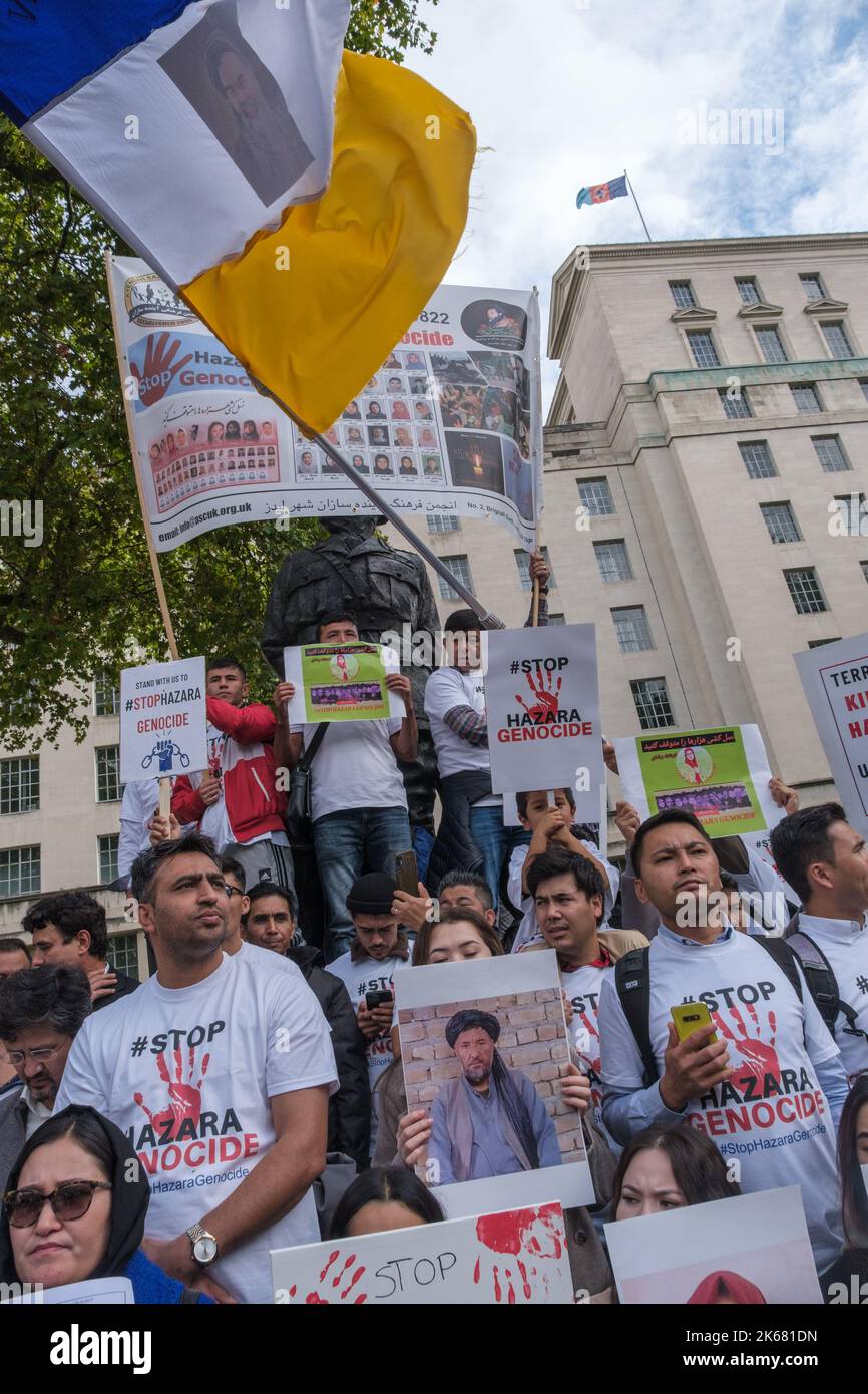 Londra, Regno Unito. 12th Ott 2022. La comunità Hazara dell'Afghanistan protesta contro Downing St. Sono stati sottoposti a periodi estremi di persecuzione come musulmani sciiti dal diciannovesimo secolo e la loro schiavitù è stata vietata solo negli anni '1920s. L'invasione del 2001 ha migliorato il loro status e in particolare il loro accesso all'istruzione, ma l'ascesa dello Stato talebano e islamico dal 2015 ha portato a molti attacchi contro di loro. Il 30 settembre un attentato suicida ha ucciso almeno 53 adolescenti in una classe scolastica. Credit: Peter Marshall/Alamy Live News Foto Stock