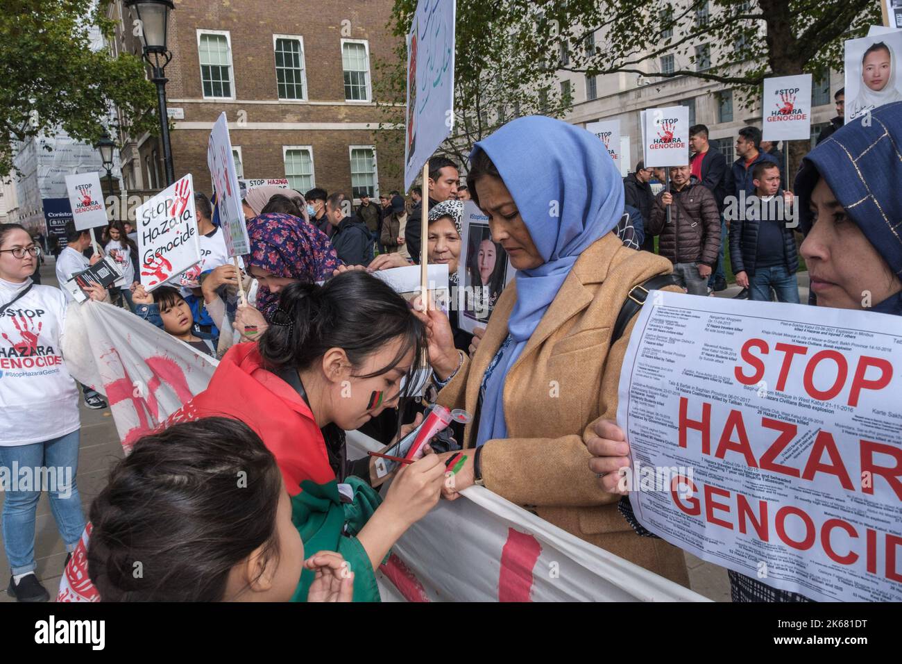 Londra, Regno Unito. 12th Ott 2022. La comunità Hazara dell'Afghanistan protesta contro Downing St. Sono stati sottoposti a periodi estremi di persecuzione come musulmani sciiti dal diciannovesimo secolo e la loro schiavitù è stata vietata solo negli anni '1920s. L'invasione del 2001 ha migliorato il loro status e in particolare il loro accesso all'istruzione, ma l'ascesa dello Stato talebano e islamico dal 2015 ha portato a molti attacchi contro di loro. Il 30 settembre un attentato suicida ha ucciso almeno 53 adolescenti in una classe scolastica. Credit: Peter Marshall/Alamy Live News Foto Stock