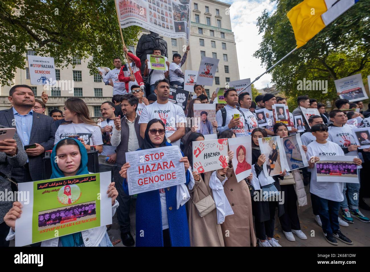 Londra, Regno Unito. 12th Ott 2022. La comunità Hazara dell'Afghanistan protesta contro Downing St. Sono stati sottoposti a periodi estremi di persecuzione come musulmani sciiti dal diciannovesimo secolo e la loro schiavitù è stata vietata solo negli anni '1920s. L'invasione del 2001 ha migliorato il loro status e in particolare il loro accesso all'istruzione, ma l'ascesa dello Stato talebano e islamico dal 2015 ha portato a molti attacchi contro di loro. Il 30 settembre un attentato suicida ha ucciso almeno 53 adolescenti in una classe scolastica. Credit: Peter Marshall/Alamy Live News Foto Stock