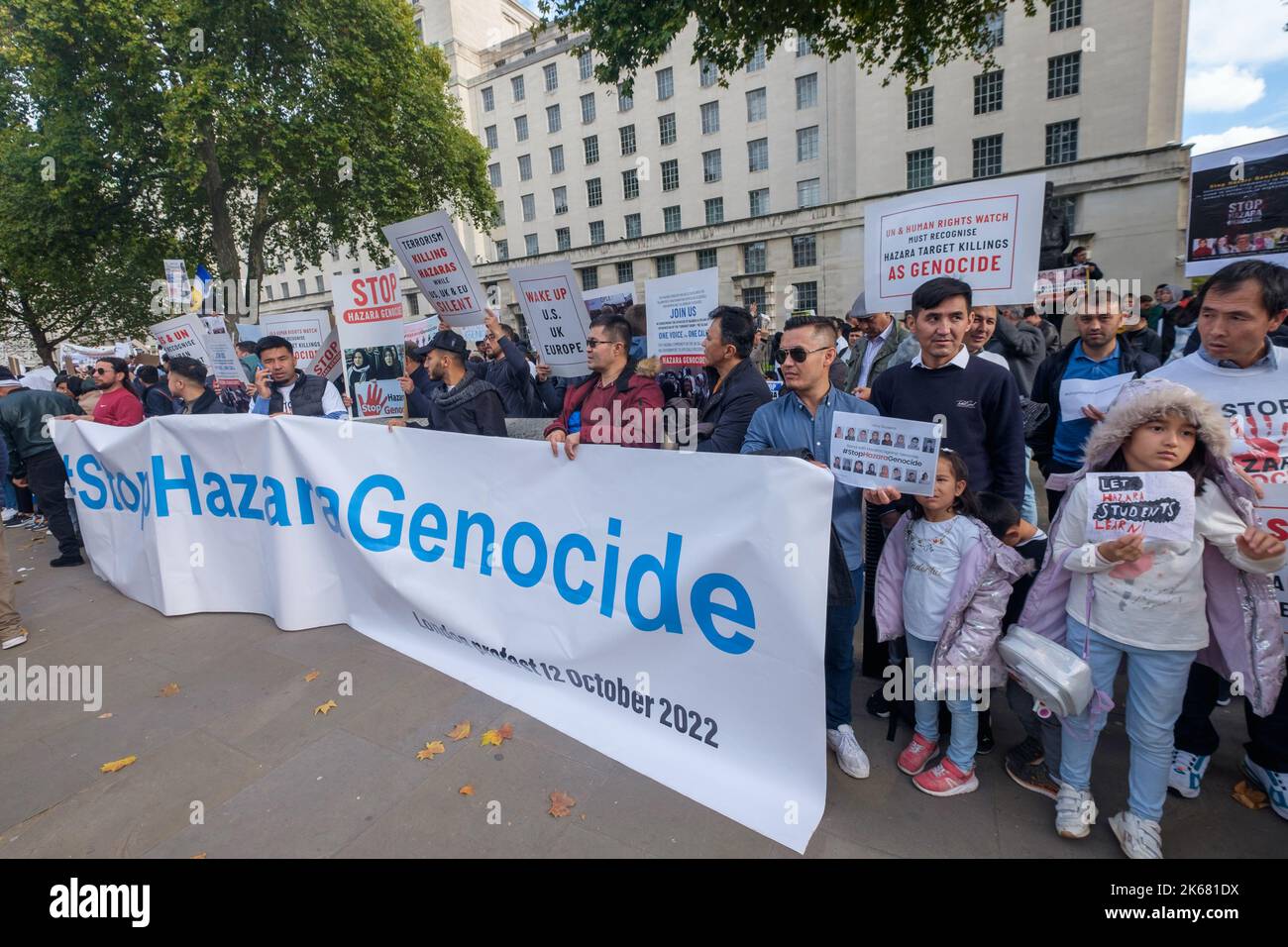 Londra, Regno Unito. 12th Ott 2022. La comunità Hazara dell'Afghanistan protesta contro Downing St. Sono stati sottoposti a periodi estremi di persecuzione come musulmani sciiti dal diciannovesimo secolo e la loro schiavitù è stata vietata solo negli anni '1920s. L'invasione del 2001 ha migliorato il loro status e in particolare il loro accesso all'istruzione, ma l'ascesa dello Stato talebano e islamico dal 2015 ha portato a molti attacchi contro di loro. Il 30 settembre un attentato suicida ha ucciso almeno 53 adolescenti in una classe scolastica. Credit: Peter Marshall/Alamy Live News Foto Stock