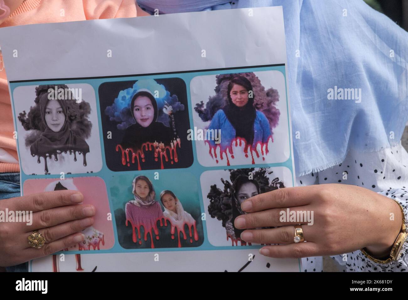 Londra, Regno Unito. 12th Ott 2022. La comunità Hazara dell'Afghanistan protesta contro Downing St. Sono stati sottoposti a periodi estremi di persecuzione come musulmani sciiti dal diciannovesimo secolo e la loro schiavitù è stata vietata solo negli anni '1920s. L'invasione del 2001 ha migliorato il loro status e in particolare il loro accesso all'istruzione, ma l'ascesa dello Stato talebano e islamico dal 2015 ha portato a molti attacchi contro di loro. Il 30 settembre un attentato suicida ha ucciso almeno 53 adolescenti in una classe scolastica. Credit: Peter Marshall/Alamy Live News Foto Stock