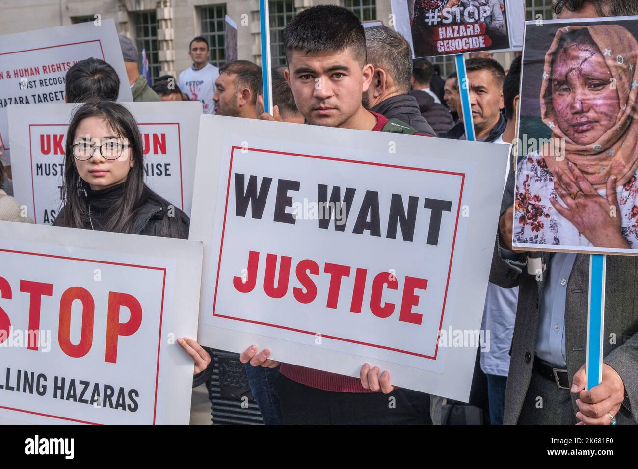 Londra, Regno Unito. 12th Ott 2022. La comunità Hazara dell'Afghanistan protesta contro Downing St. Sono stati sottoposti a periodi estremi di persecuzione come musulmani sciiti dal diciannovesimo secolo e la loro schiavitù è stata vietata solo negli anni '1920s. L'invasione del 2001 ha migliorato il loro status e in particolare il loro accesso all'istruzione, ma l'ascesa dello Stato talebano e islamico dal 2015 ha portato a molti attacchi contro di loro. Il 30 settembre un attentato suicida ha ucciso almeno 53 adolescenti in una classe scolastica. Credit: Peter Marshall/Alamy Live News Foto Stock