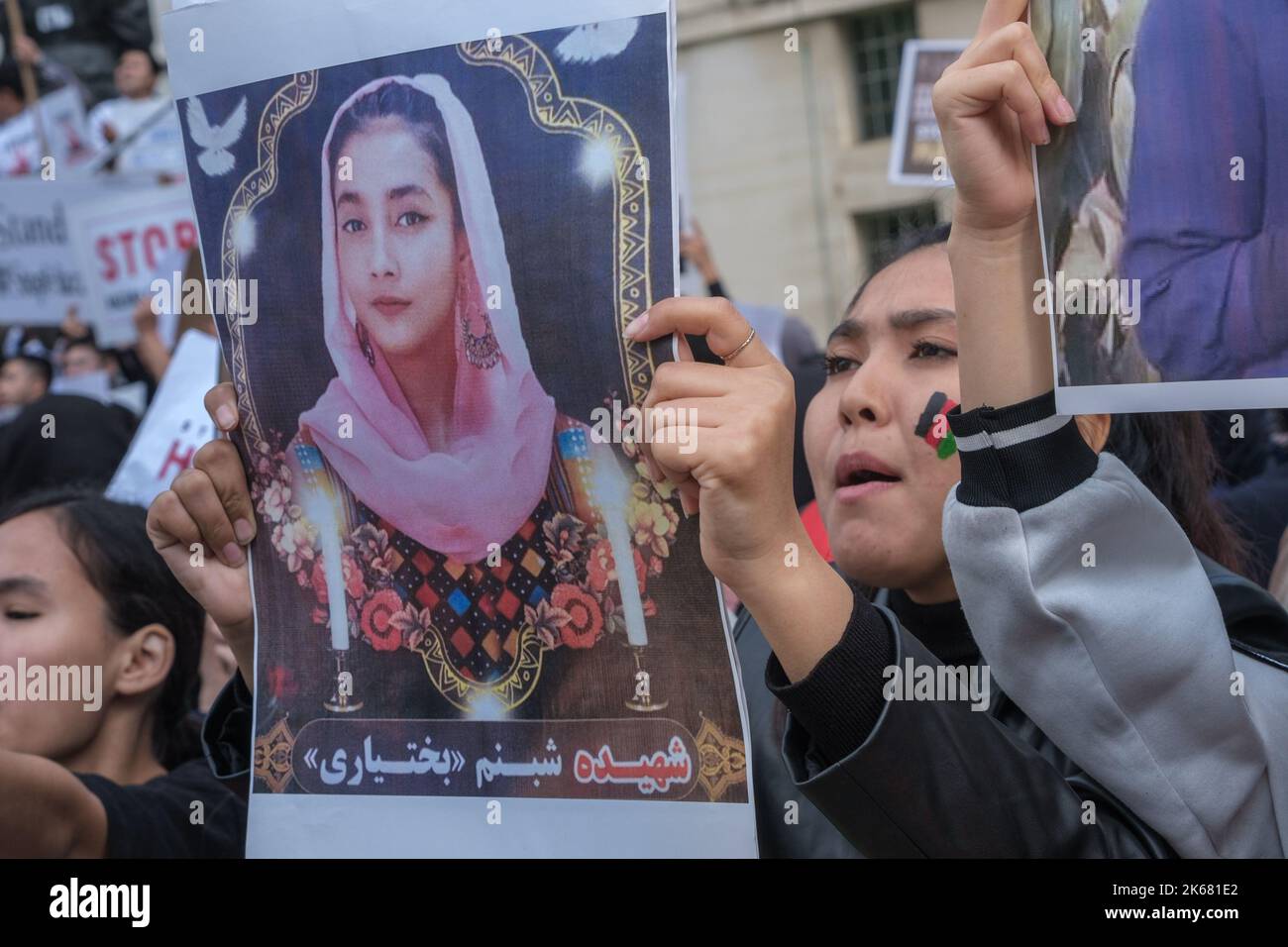 Londra, Regno Unito. 12th Ott 2022. La comunità Hazara dell'Afghanistan protesta contro Downing St. Sono stati sottoposti a periodi estremi di persecuzione come musulmani sciiti dal diciannovesimo secolo e la loro schiavitù è stata vietata solo negli anni '1920s. L'invasione del 2001 ha migliorato il loro status e in particolare il loro accesso all'istruzione, ma l'ascesa dello Stato talebano e islamico dal 2015 ha portato a molti attacchi contro di loro. Il 30 settembre un attentato suicida ha ucciso almeno 53 adolescenti in una classe scolastica. Credit: Peter Marshall/Alamy Live News Foto Stock