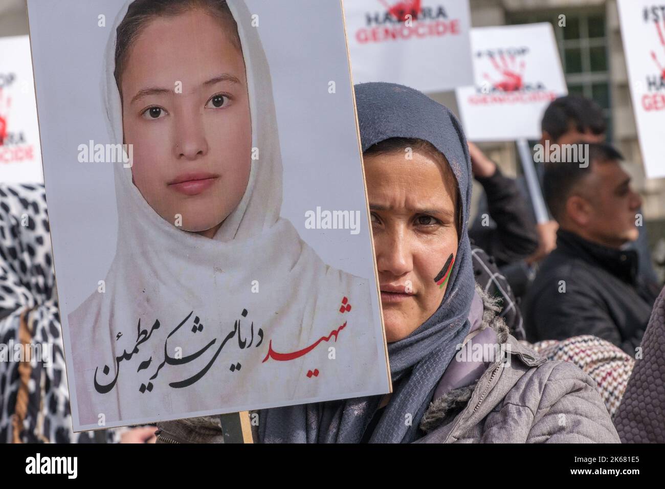 Londra, Regno Unito. 12th Ott 2022. La comunità Hazara dell'Afghanistan protesta contro Downing St. Sono stati sottoposti a periodi estremi di persecuzione come musulmani sciiti dal diciannovesimo secolo e la loro schiavitù è stata vietata solo negli anni '1920s. L'invasione del 2001 ha migliorato il loro status e in particolare il loro accesso all'istruzione, ma l'ascesa dello Stato talebano e islamico dal 2015 ha portato a molti attacchi contro di loro. Il 30 settembre un attentato suicida ha ucciso almeno 53 adolescenti in una classe scolastica. Credit: Peter Marshall/Alamy Live News Foto Stock