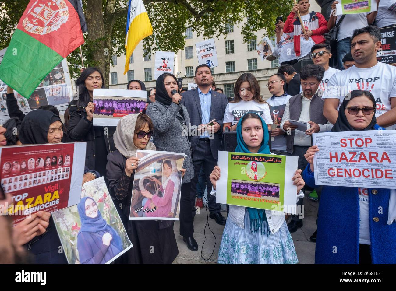 Londra, Regno Unito. 12th Ott 2022. La comunità Hazara dell'Afghanistan protesta contro Downing St. Sono stati sottoposti a periodi estremi di persecuzione come musulmani sciiti dal diciannovesimo secolo e la loro schiavitù è stata vietata solo negli anni '1920s. L'invasione del 2001 ha migliorato il loro status e in particolare il loro accesso all'istruzione, ma l'ascesa dello Stato talebano e islamico dal 2015 ha portato a molti attacchi contro di loro. Il 30 settembre un attentato suicida ha ucciso almeno 53 adolescenti in una classe scolastica. Credit: Peter Marshall/Alamy Live News Foto Stock