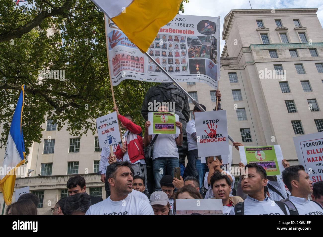 Londra, Regno Unito. 12th Ott 2022. La comunità Hazara dell'Afghanistan protesta contro Downing St. Sono stati sottoposti a periodi estremi di persecuzione come musulmani sciiti dal diciannovesimo secolo e la loro schiavitù è stata vietata solo negli anni '1920s. L'invasione del 2001 ha migliorato il loro status e in particolare il loro accesso all'istruzione, ma l'ascesa dello Stato talebano e islamico dal 2015 ha portato a molti attacchi contro di loro. Il 30 settembre un attentato suicida ha ucciso almeno 53 adolescenti in una classe scolastica. Credit: Peter Marshall/Alamy Live News Foto Stock