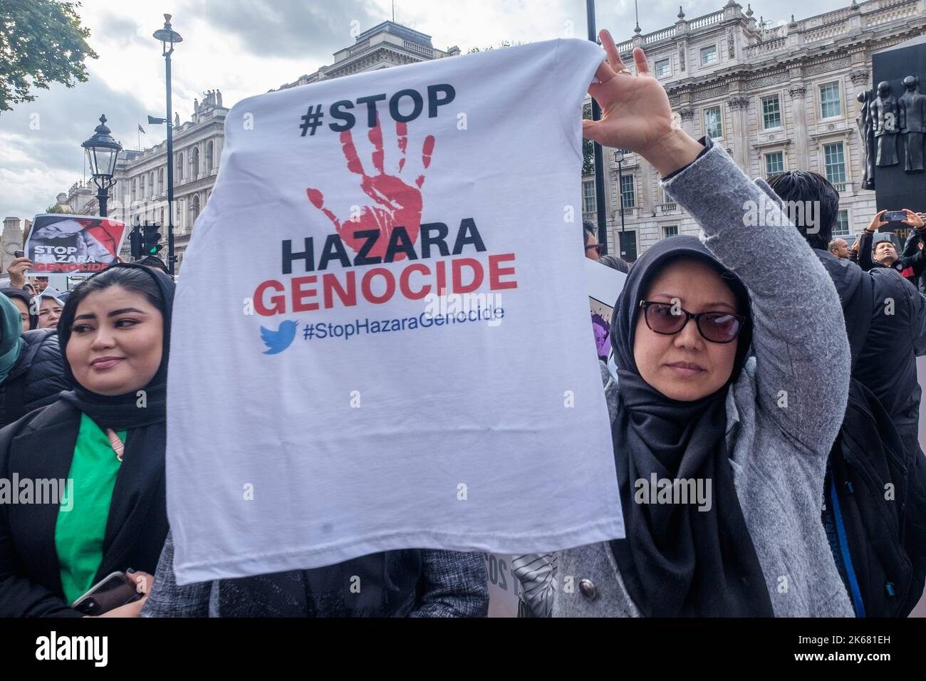Londra, Regno Unito. 12th Ott 2022. La comunità Hazara dell'Afghanistan protesta contro Downing St. Sono stati sottoposti a periodi estremi di persecuzione come musulmani sciiti dal diciannovesimo secolo e la loro schiavitù è stata vietata solo negli anni '1920s. L'invasione del 2001 ha migliorato il loro status e in particolare il loro accesso all'istruzione, ma l'ascesa dello Stato talebano e islamico dal 2015 ha portato a molti attacchi contro di loro. Il 30 settembre un attentato suicida ha ucciso almeno 53 adolescenti in una classe scolastica. Credit: Peter Marshall/Alamy Live News Foto Stock