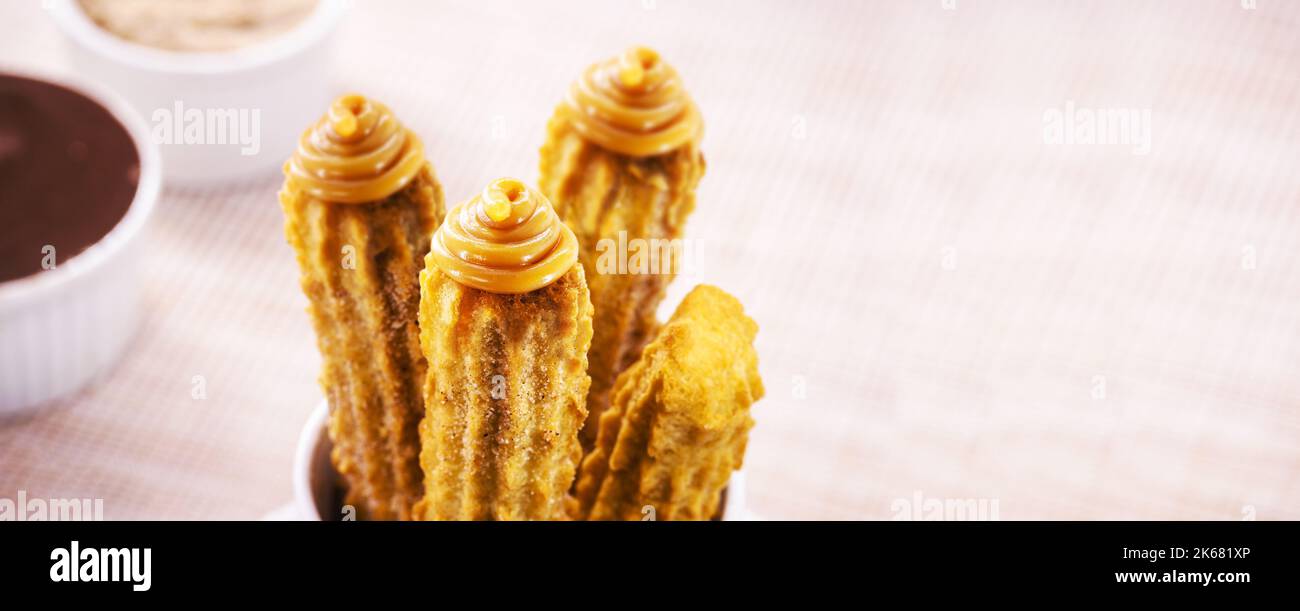 Churros, tipico dolce fritto del Brasile, del Messico e della Spagna, a base di farina di grano e acqua, cosparso di uno strato di zucchero o cannella, ripieno di Foto Stock