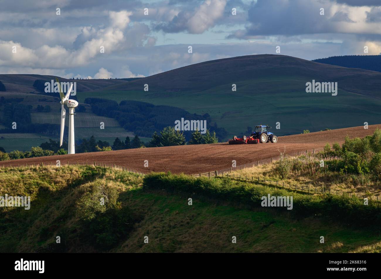 Agricoltura e industria rinnovabile ai confini scozzesi vicino a West Linton Foto Stock