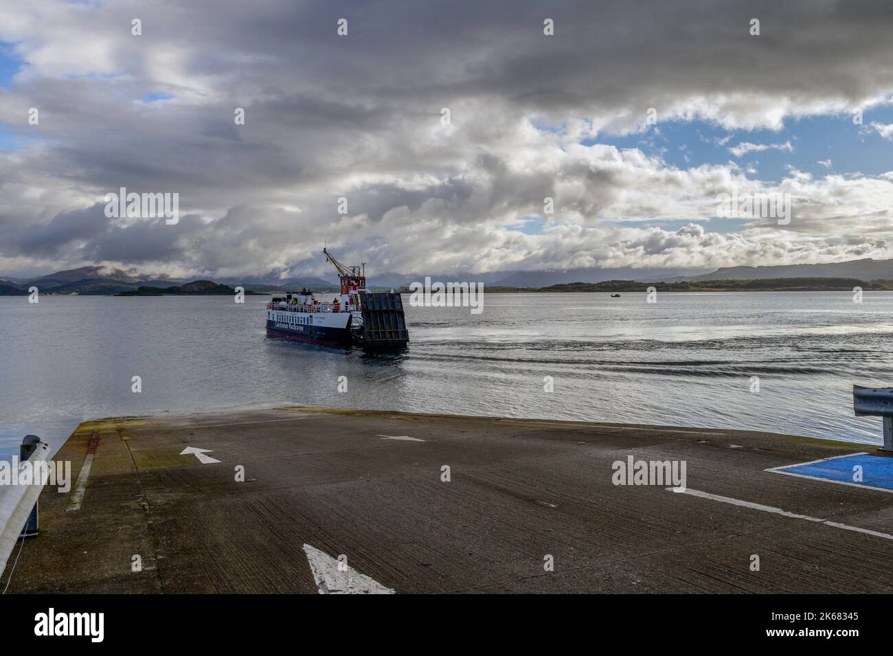 Il traghetto mattutino da Oban atterra ad Achnacroish sull'Isola di Lismore, Argyll, Scozia Foto Stock
