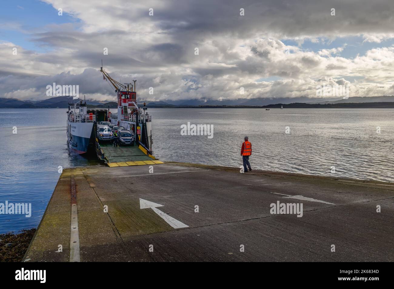 Il traghetto mattutino da Oban atterra ad Achnacroish sull'Isola di Lismore, Argyll, Scozia Foto Stock