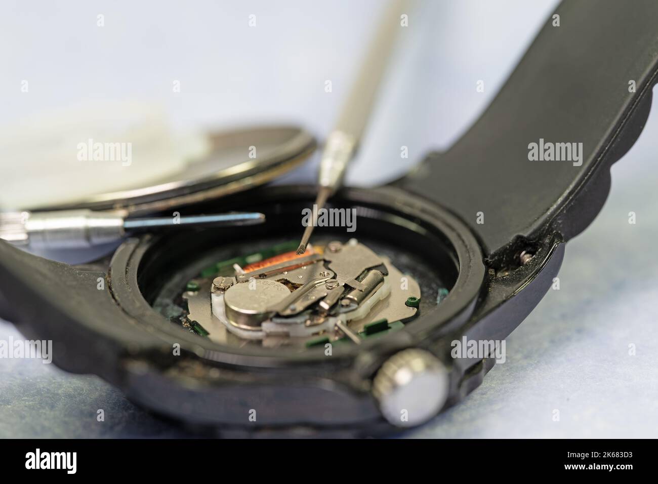 Orologio da polso aperto mostra i suoi lavori interni Foto Stock