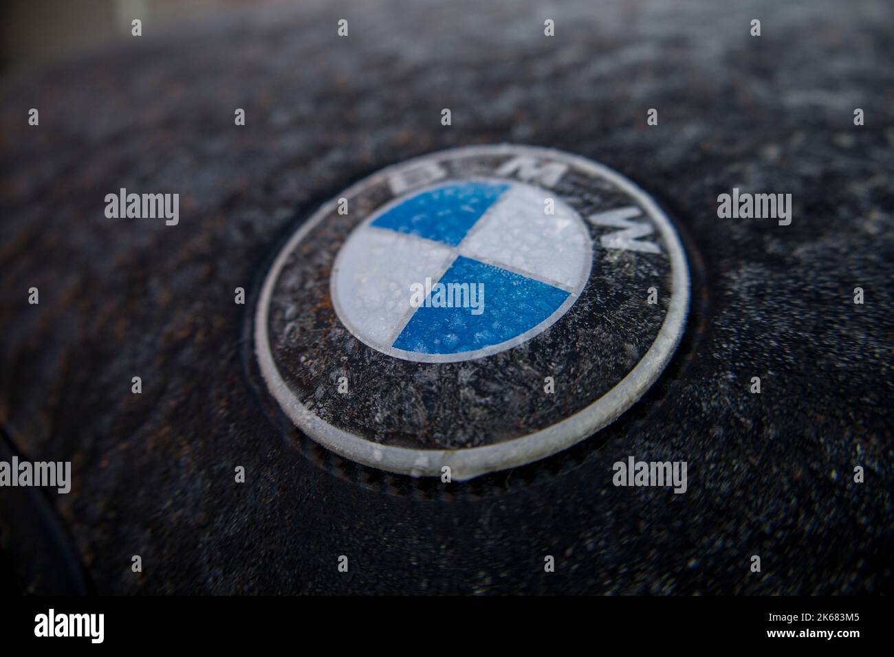 Kiev. Ucraina. 10.10.2022 BMW icona auto in cristalli di ghiaccio su uno sfondo nero Foto Stock