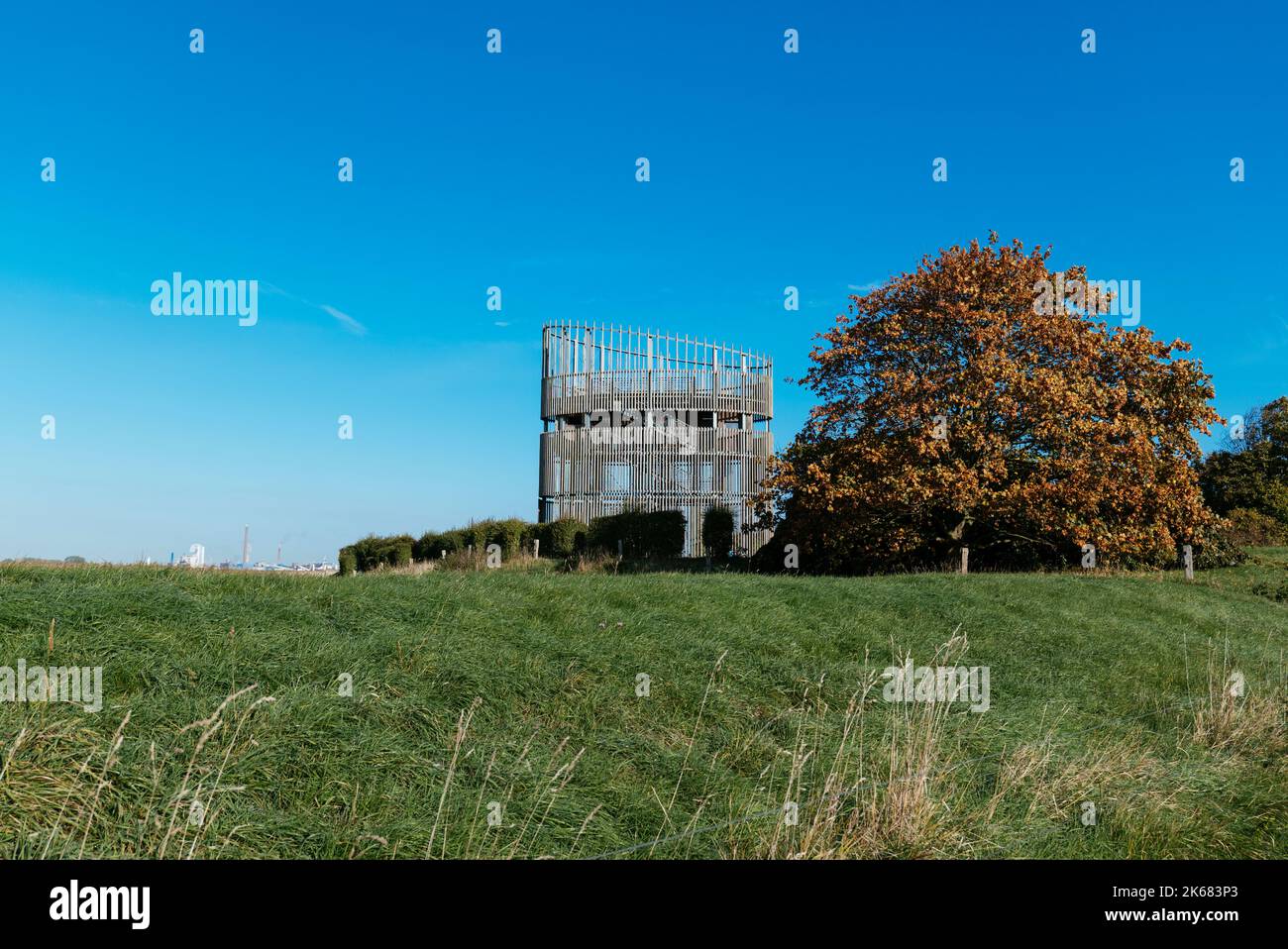 Torre di osservazione sul bordo del Tidepolder nella riserva naturale Lune Plate vicino a Bremerhaven Foto Stock