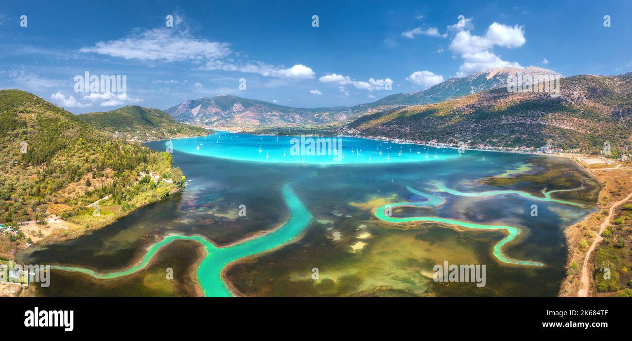 Vista aerea del delta del fiume, barche e yacht in laguna blu Foto Stock