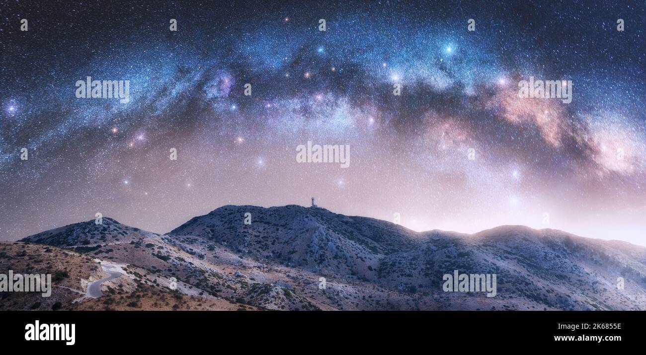 Arco Via Lattea sulle colline di montagna nella notte stellata Foto Stock