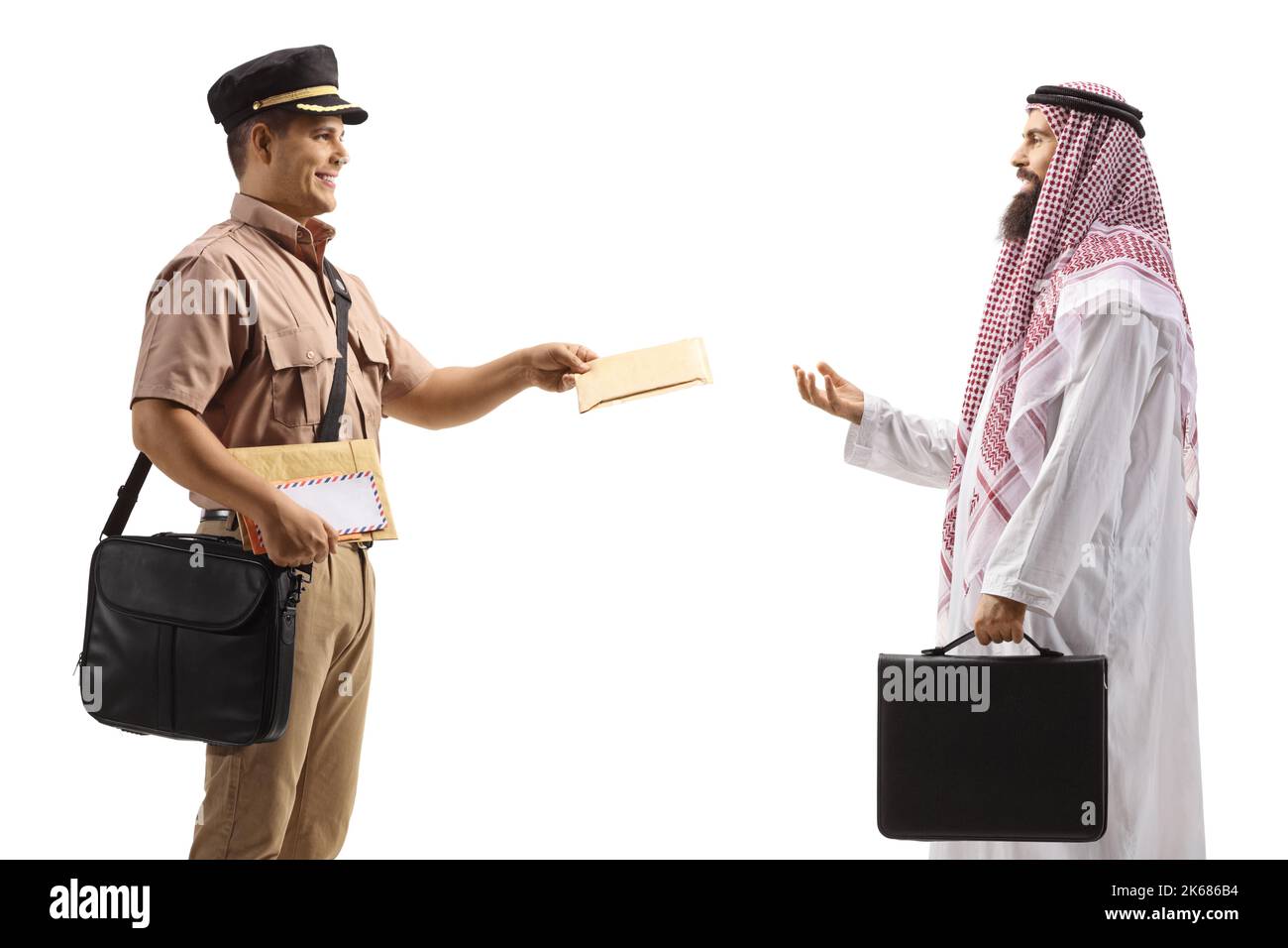 Mailman consegna una lettera a un uomo arabo saudita in abiti etnici isolati su sfondo bianco Foto Stock