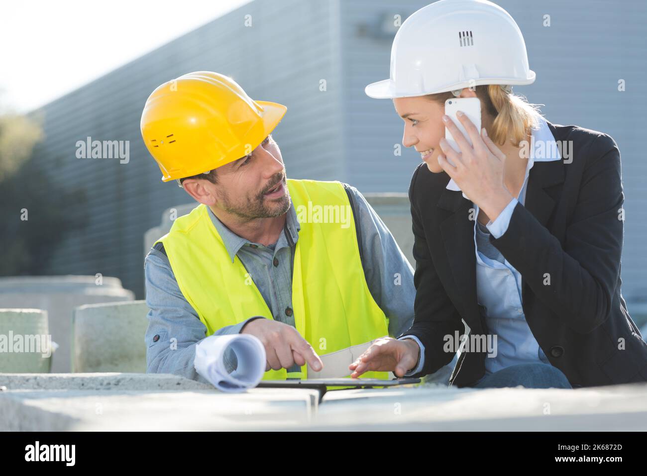 Due i lavoratori che operano al di fuori su di un sito in costruzione Foto Stock