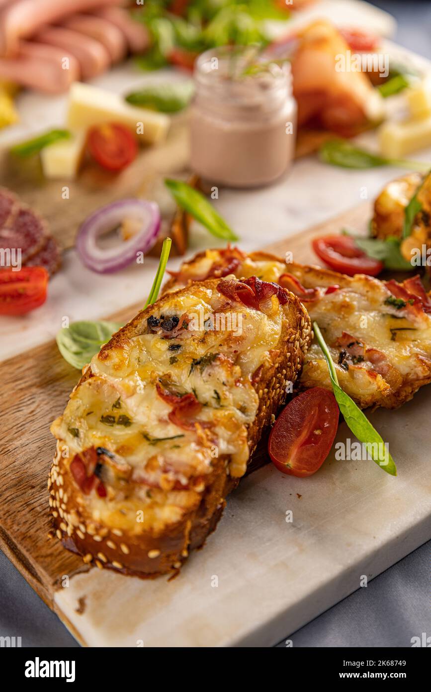 Panini caldi con salsiccia e formaggio cheddar fuso, menu della colazione Foto Stock