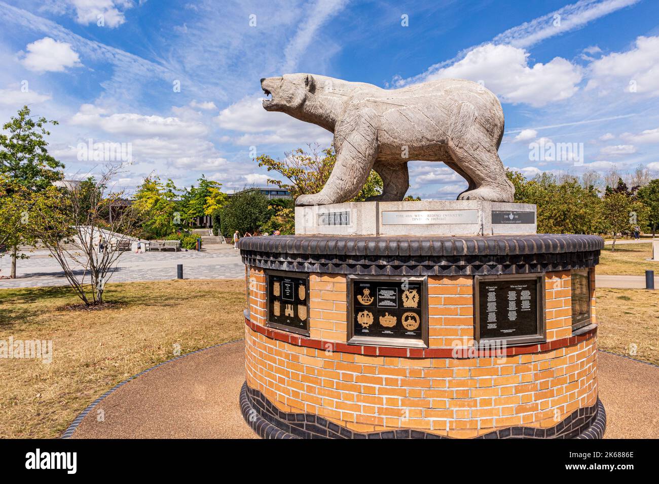 Il memoriale dell'orso polare di legno alla divisione West Riding della fanteria del 49th al National Memorial Arboretum di Alrewas, Staffordshire, Inghilterra UK Foto Stock
