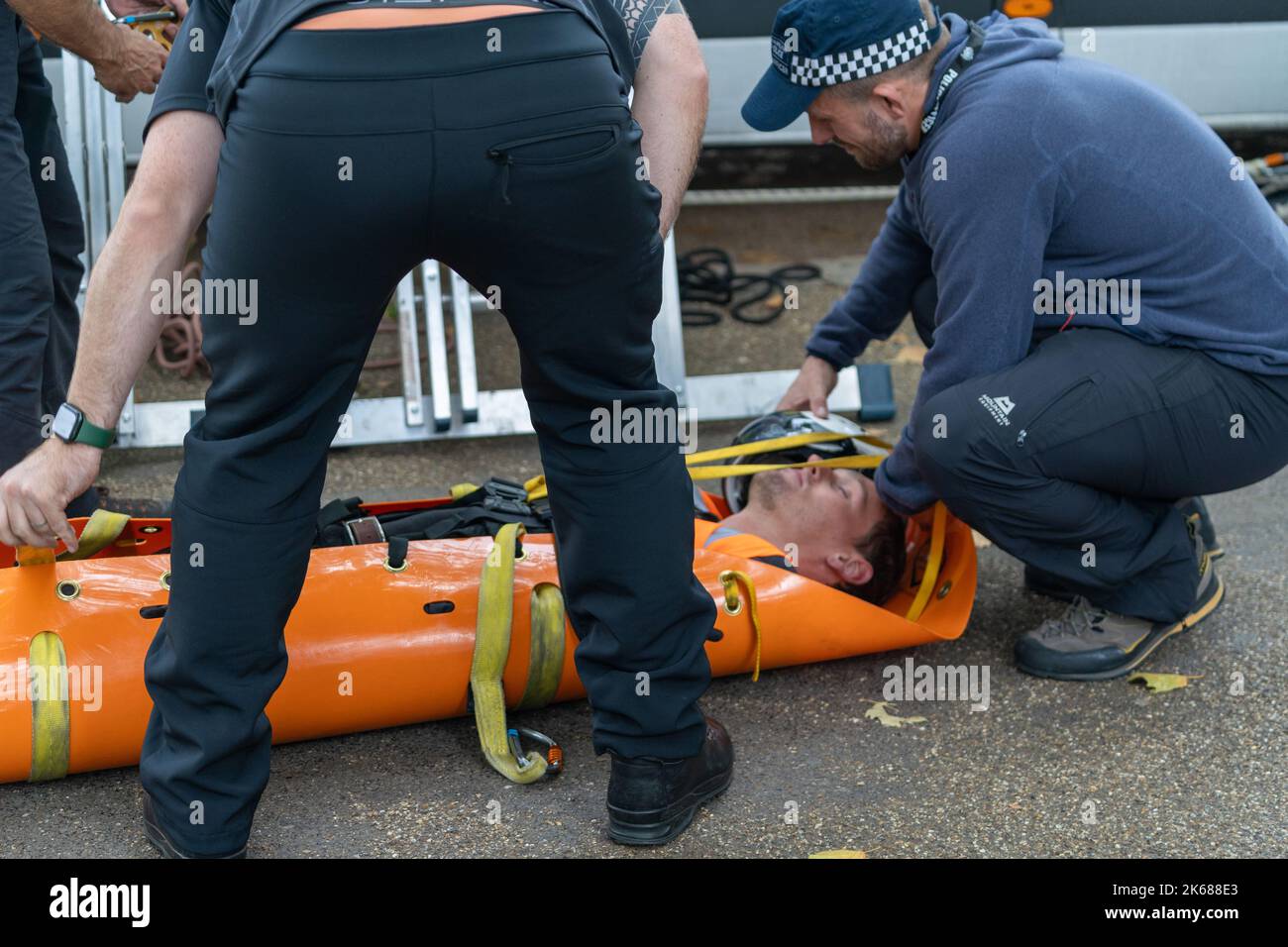 Due sostenitori di Just Stop Oil sono saliti sulla cima di un pulmino della polizia metropolitana fuori da Horse Guards Road a Londra mercoledì (12 ottobre) in un periodo in corso Foto Stock