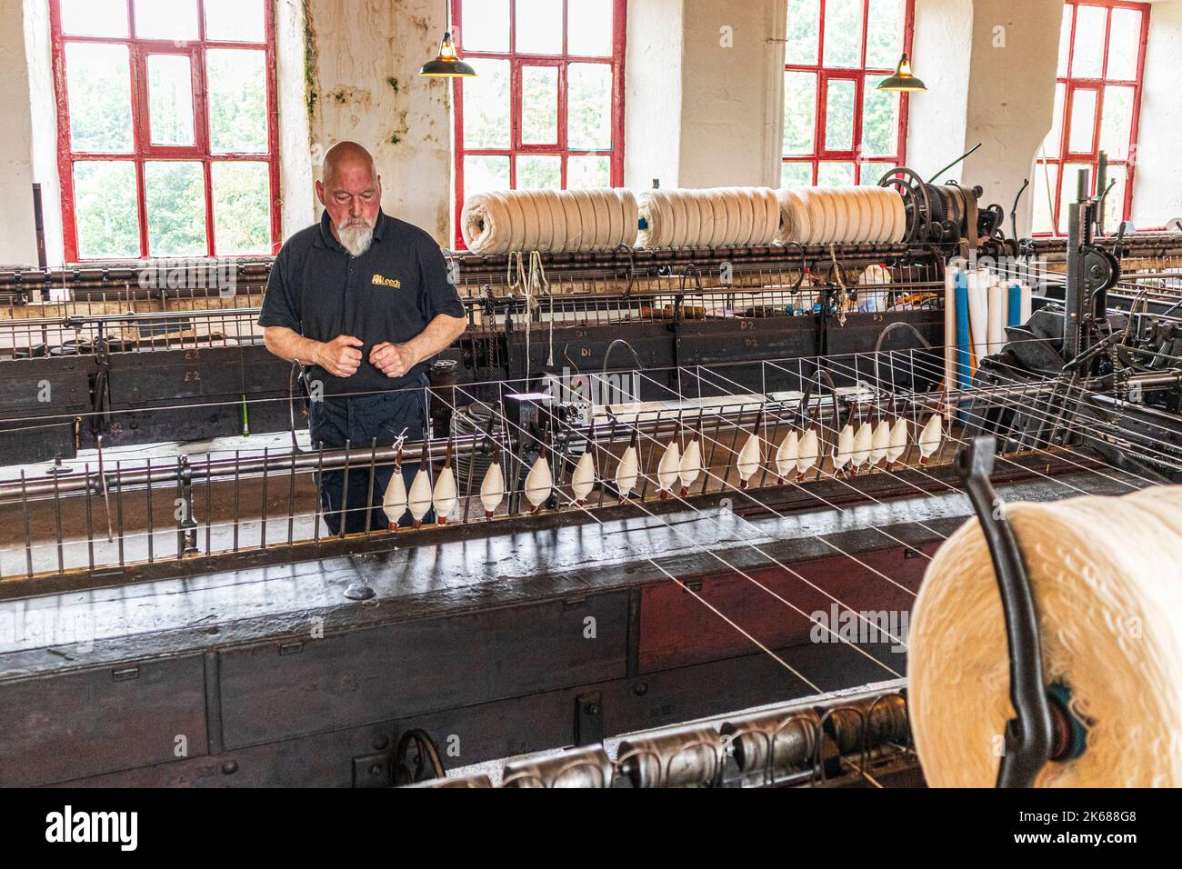 Una dimostrazione di muli di filatura di lana nel Leeds Industrial Museum, Yorkshire UK Foto Stock