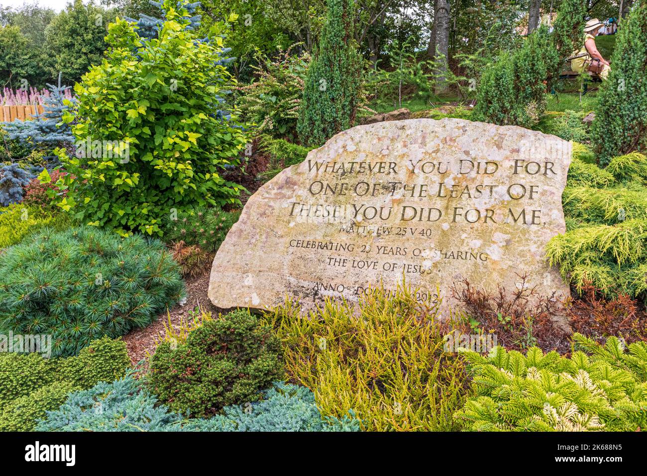 Un versetto biblico scolpito in pietra nei giardini di Crag House Farm, la sede della cristiana Carità 'cura della vita' a Cookridge vicino Leeds, Foto Stock