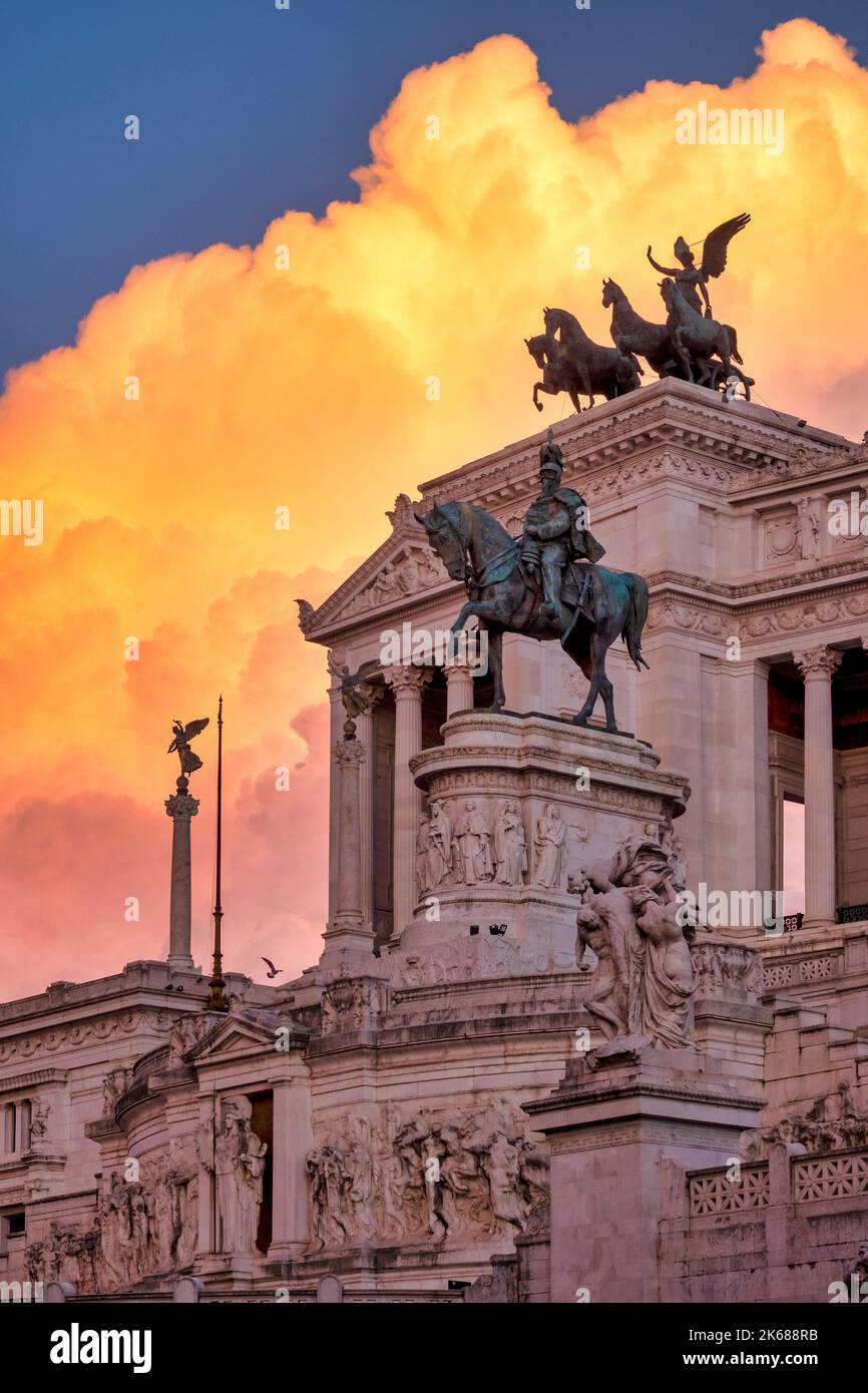 Vista dell'altare della Patria al tramonto, Roma, Italia Foto Stock