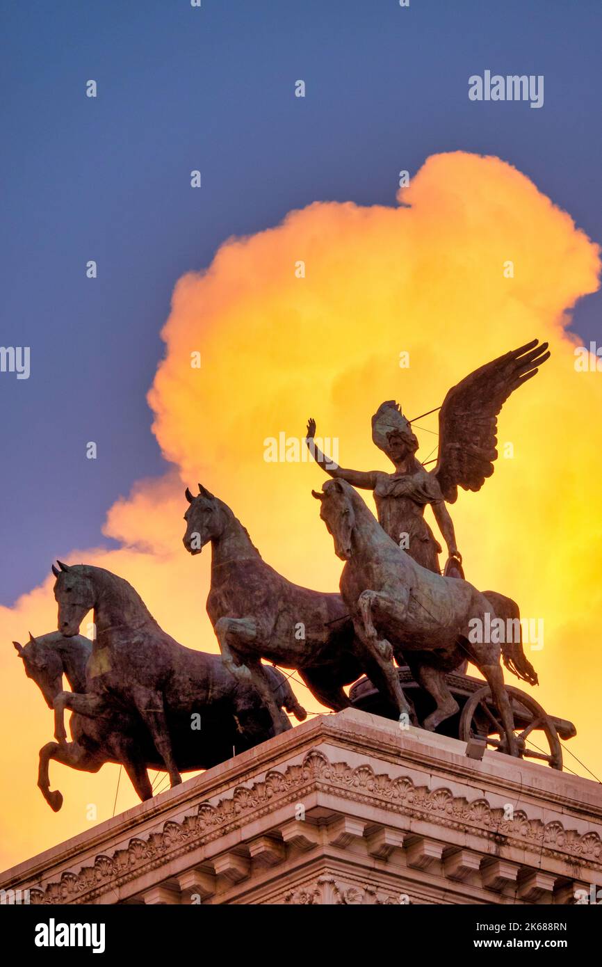 Statua della Dea Victoria a cavallo su quadriga sulla sommità del monumento a Vittorio Emanuele II, Roma, Italia Foto Stock