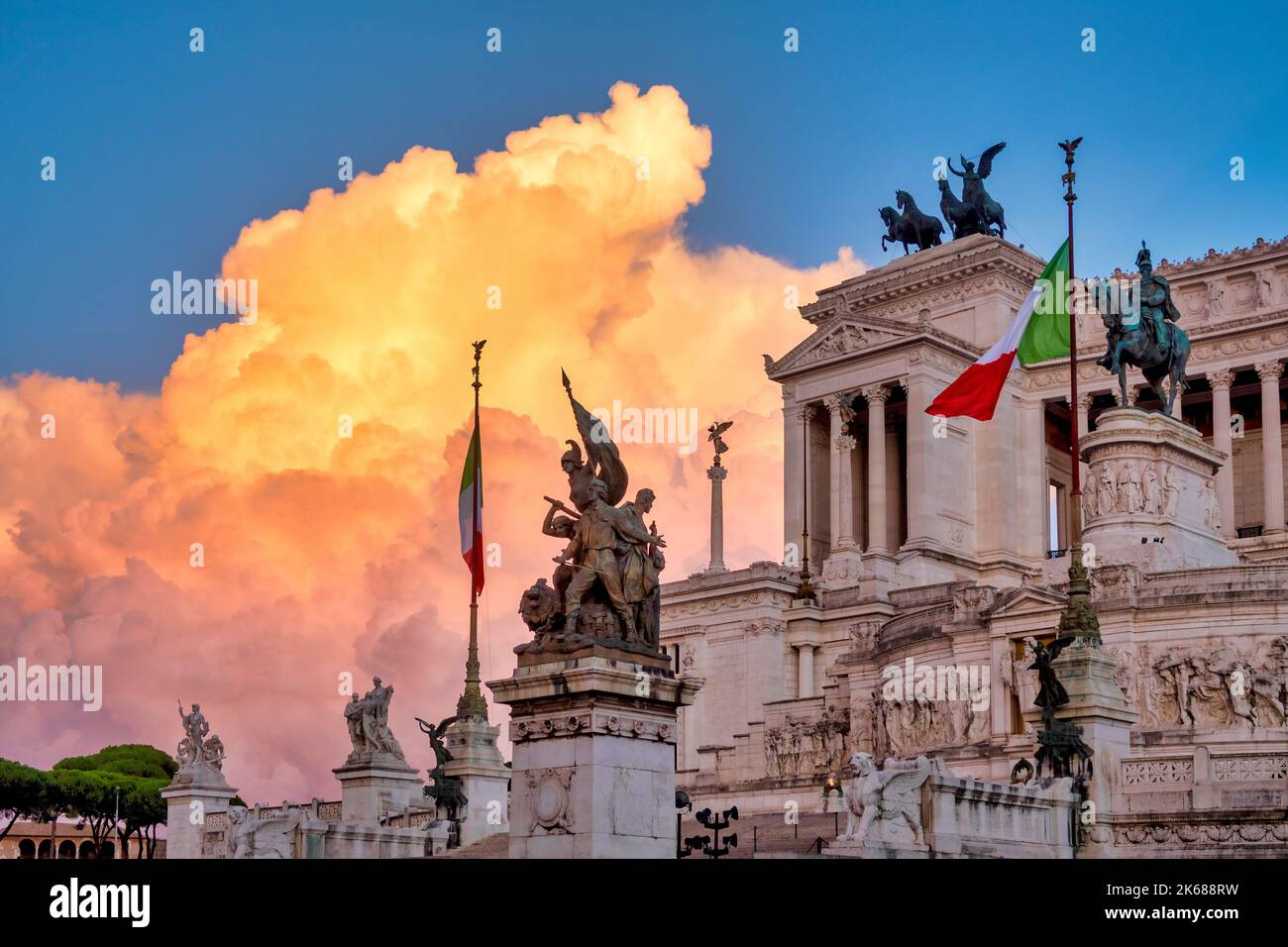 Vista dell'altare della Patria al tramonto, Roma, Italia Foto Stock
