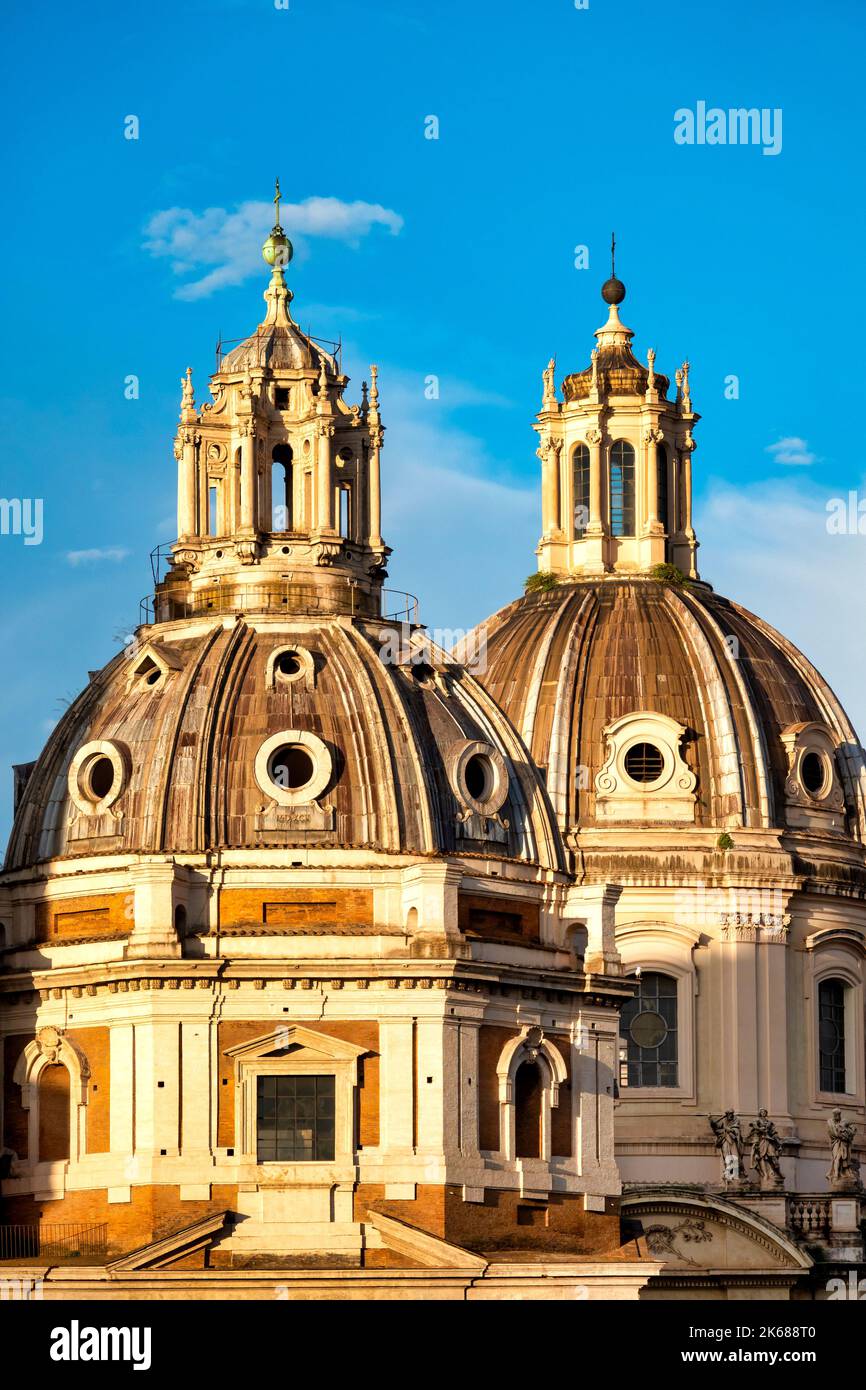 Il twin cupole di Santa Maria di Loreto e la SS. Nome di Maria, Roma Italia Foto Stock
