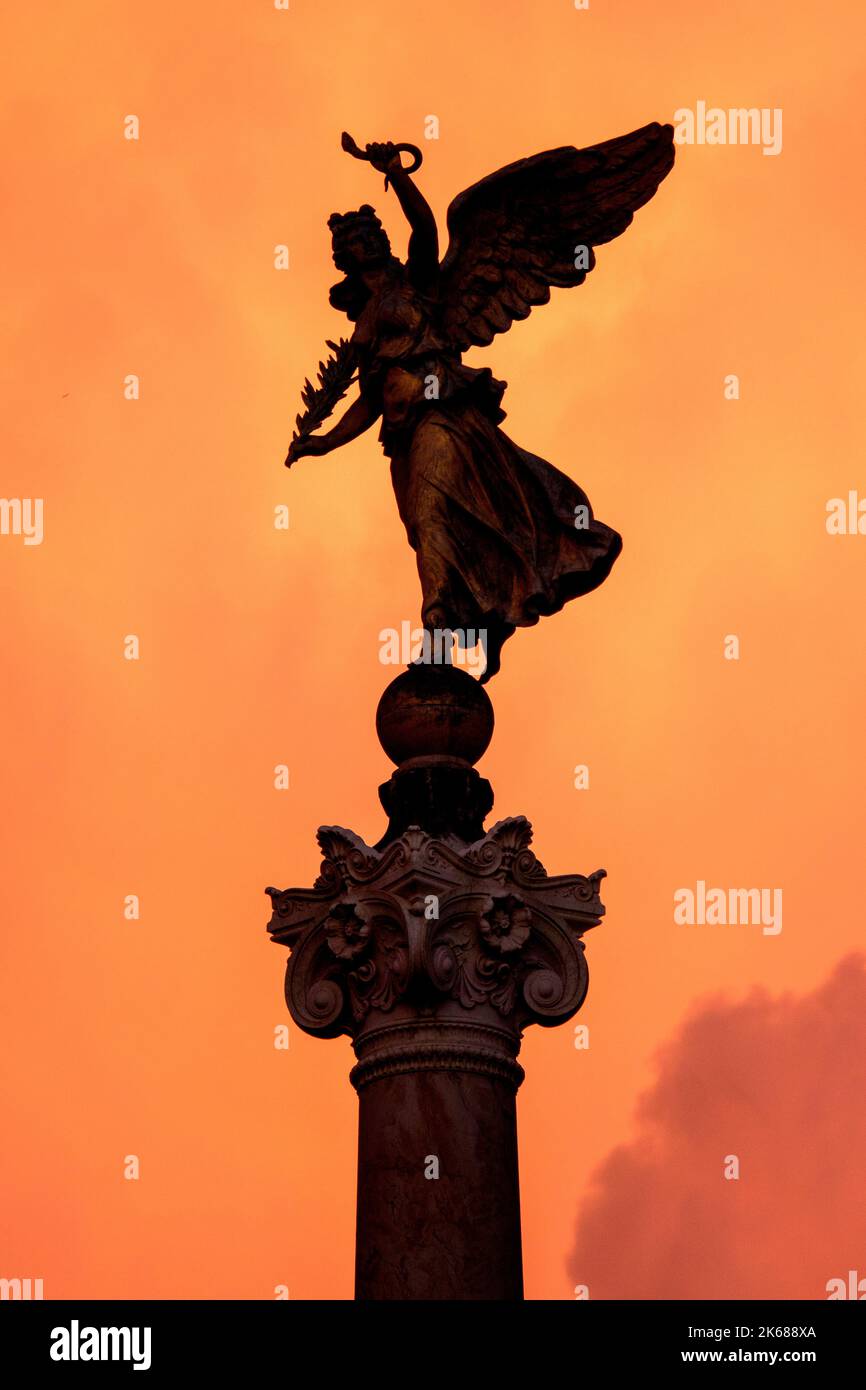 Vittoria alata su una colonna trionfale dell'altare della Patria, Roma, Italia Foto Stock